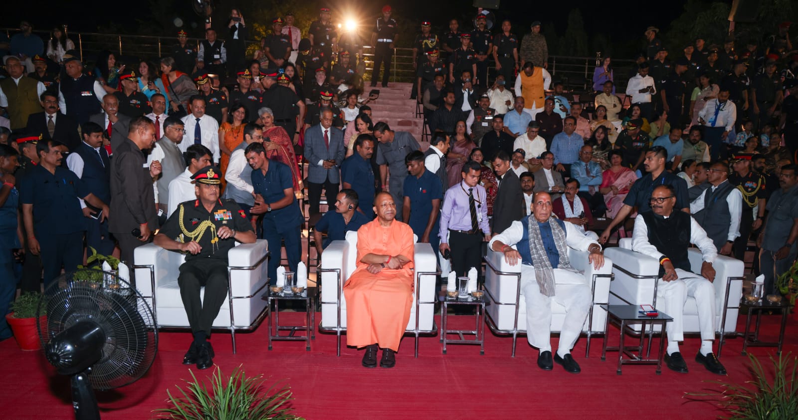 रक्षा मंत्री ने लखनऊ में सेना के मध्य कमान के स्मृतिका युद्ध स्मारक में अत्याधुनिक लेज़र, लाइट और साउंड शो का उद्घाटन किया