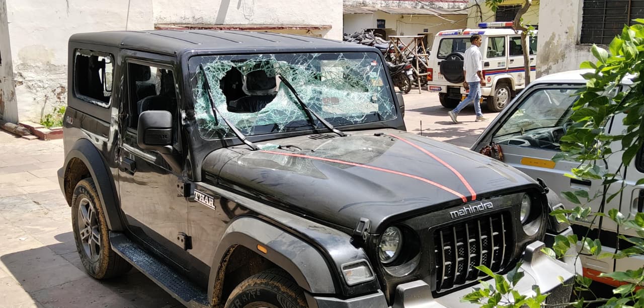 जमीनी विवाद में दो पक्षों में भिड़ंत, थार-बोलेरो में तोड़फोड़, तीन युवक गिरफ्तार