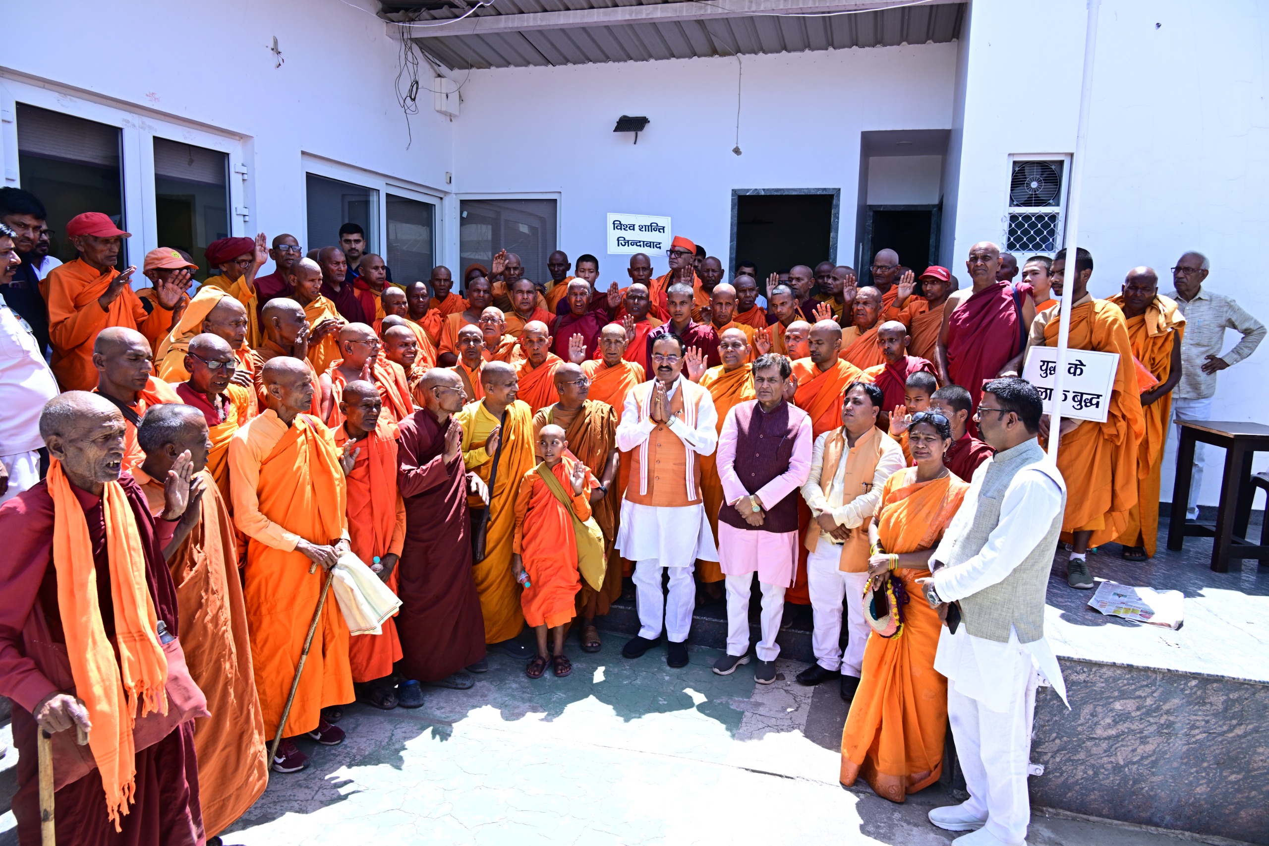 बौद्ध भिक्षुओं के  शान्ति मार्च का डिप्टी केशव प्रसाद मौर्य ने किया अभिनंदन