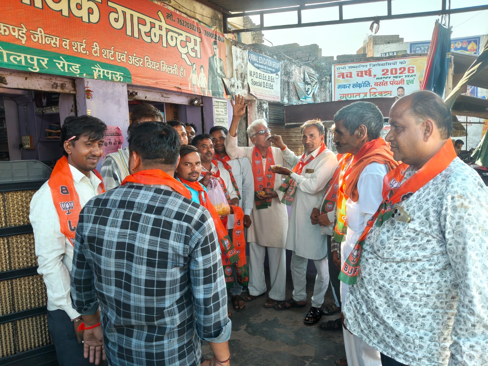 भाजपा की जीत कार्यकर्ताओं की जीत, भाजपाई गदगद, खुशी का इजहार कर मिठाइयां बांटी