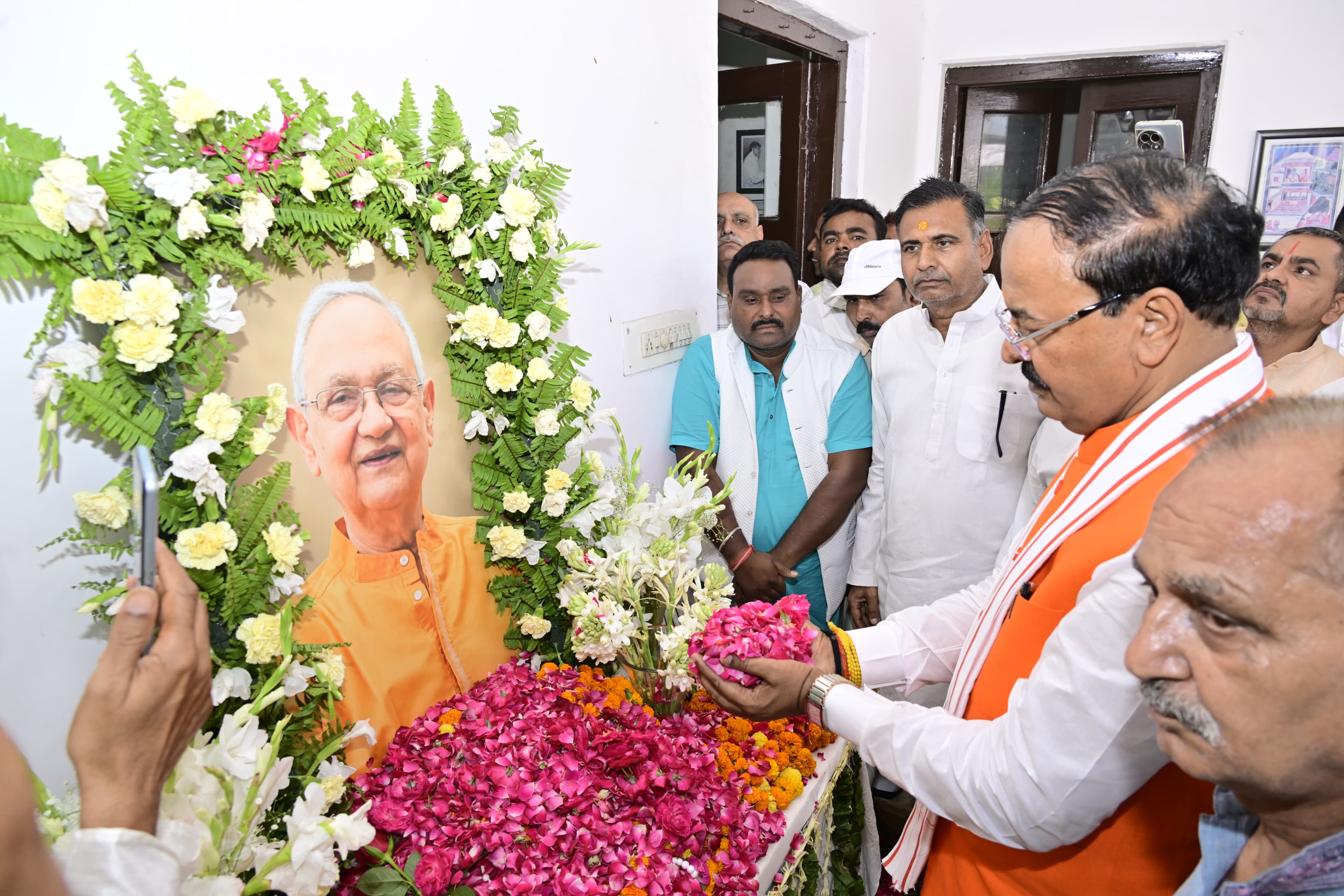 उप मुख्यमंत्री केशव प्रसाद मौर्य ने प्रो. रीता बहुगुणा जोशी के पति स्व. पी.सी. जोशी को दी श्रद्धांजलि