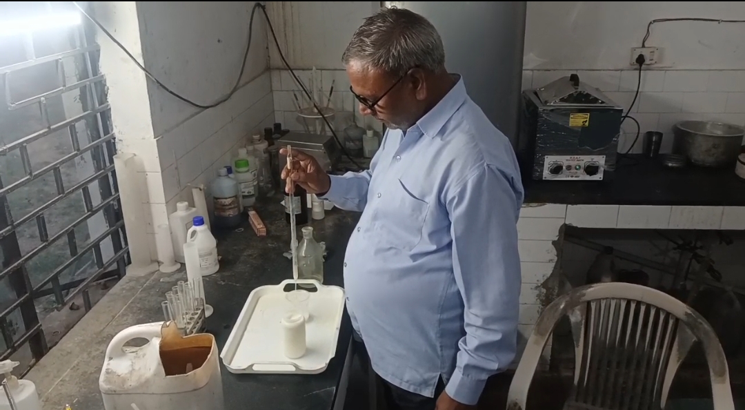 पराग डेरी को बदनाम करने के लिए दुग्ध संघ के G.M  केपी सिंह ने बना डाला 2600 लीटर सिंथैटिक दूध