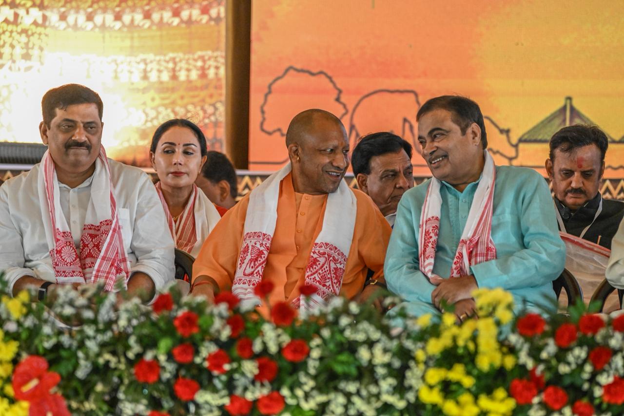 नवनिर्वाचित असम सरकार के शपथ ग्रहण में पहुंचे उत्तर प्रदेश के मुख्यमंत्री