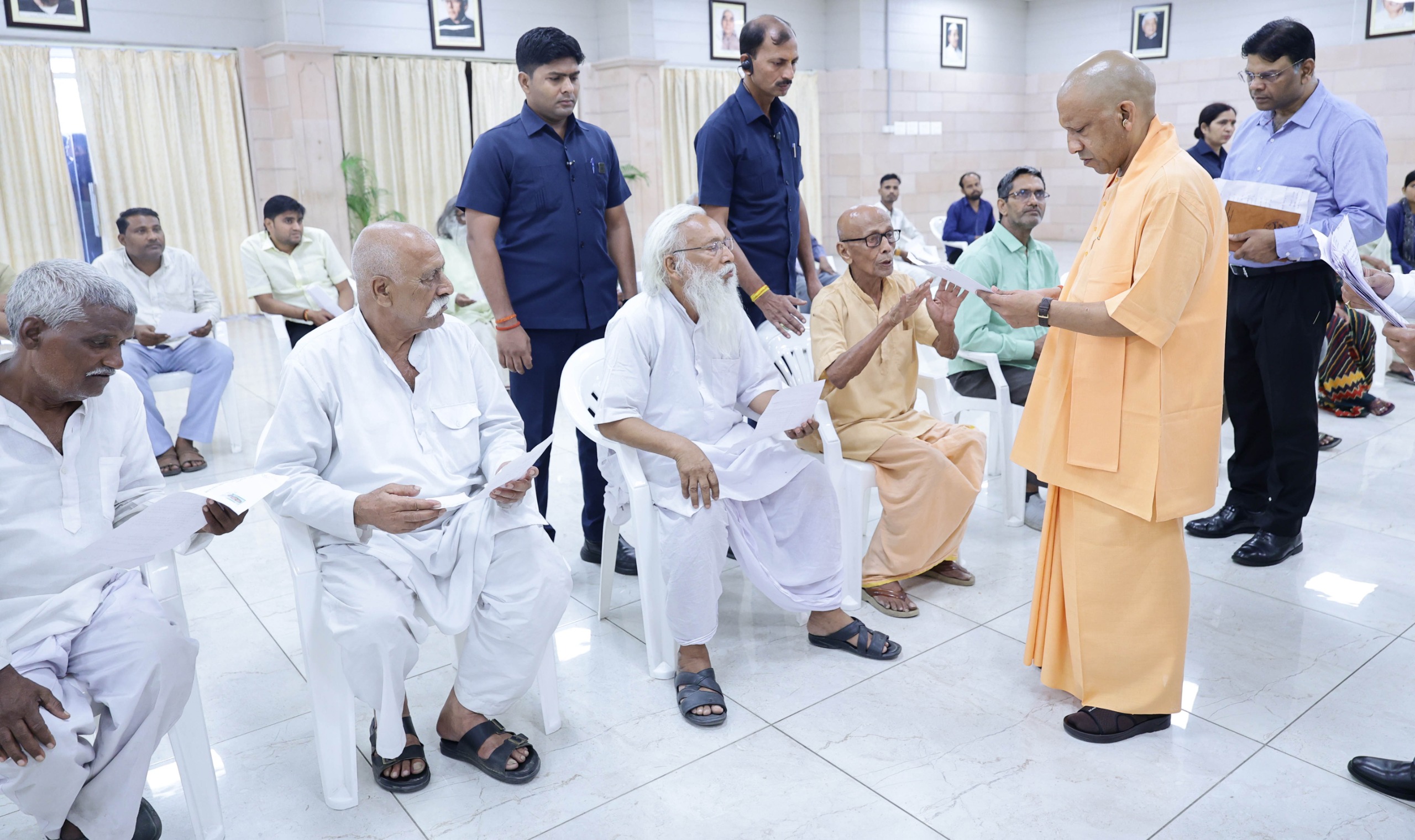 ‘जनता दर्शन’ में आए आमजनों से मिले सीएम योगी, हर आगंतुक की सुनीं समस्या