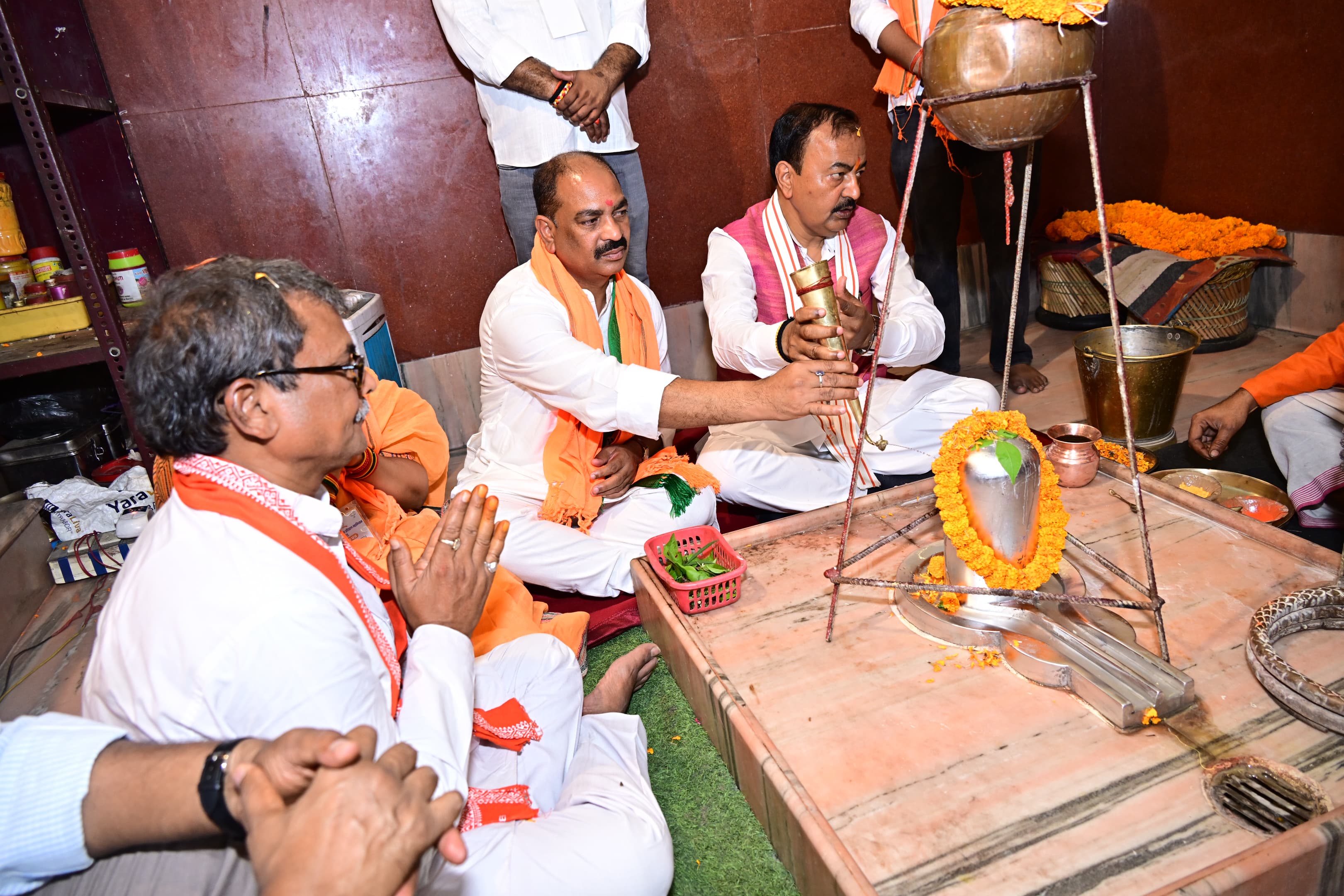 उप मुख्यमंत्री ने प्रयागराज स्थित पारद चंद्रमौलेश्वर महादेव मंदिर में किए दर्शन-पूजन