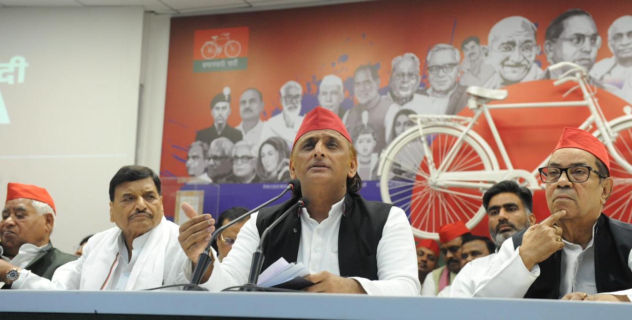 भाजपा हिटलर के रास्ते पर है वह लोकतांत्रिक व्यवस्था को नष्ट कर रही है: अखिलेश यादव