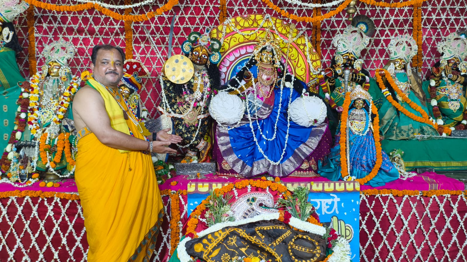 ​पुरुषोत्तम मास के पावन अवसर पर बदला स्वरूप: राधा रानी बनीं राजा, तो ठाकुर जी ने संभाली कोतवाल की कमान