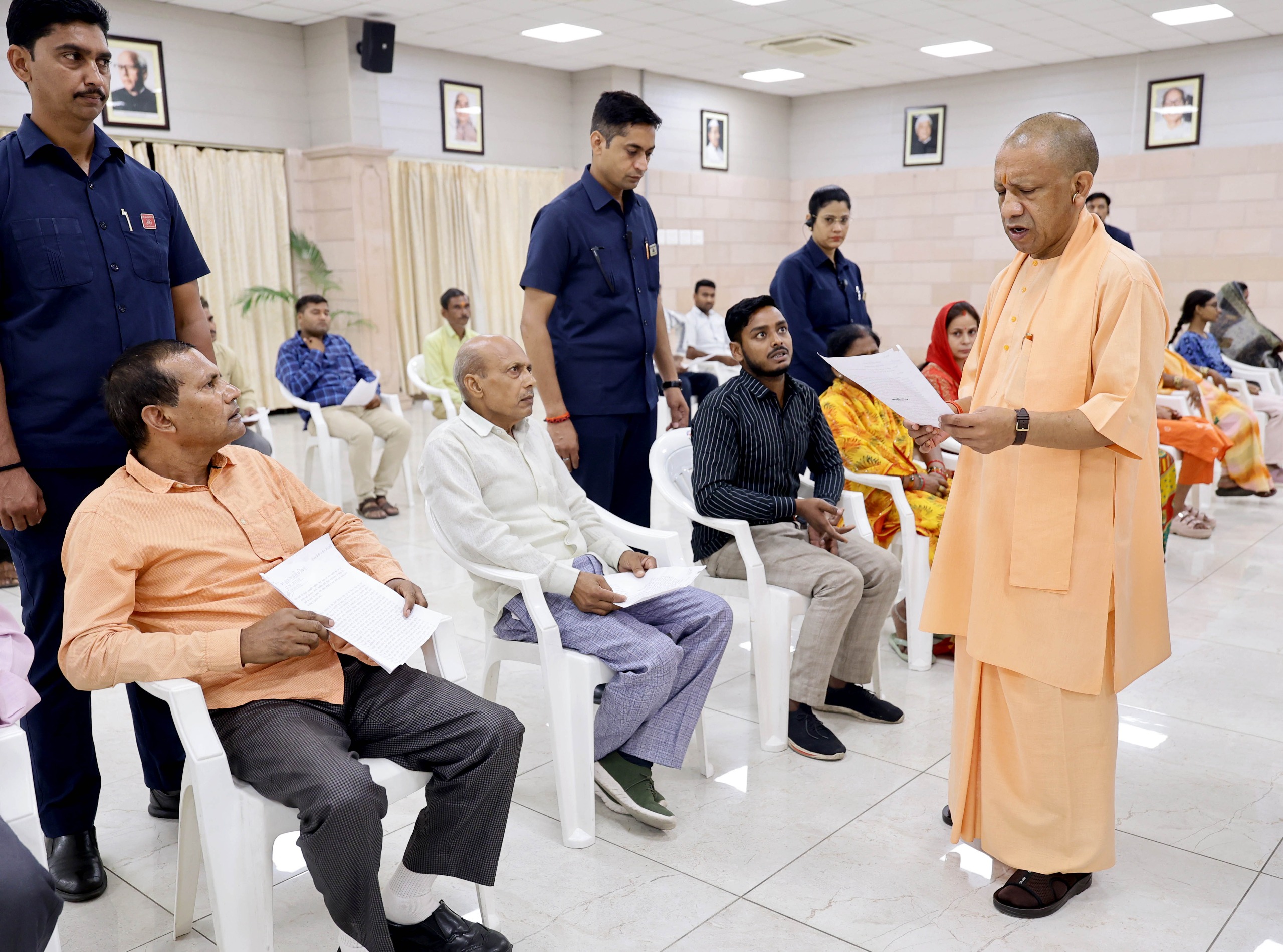 ‘जनता दर्शन’ में आए हर फरियादी से मिल मुख्यमंत्री ने सुनीं समस्याएं