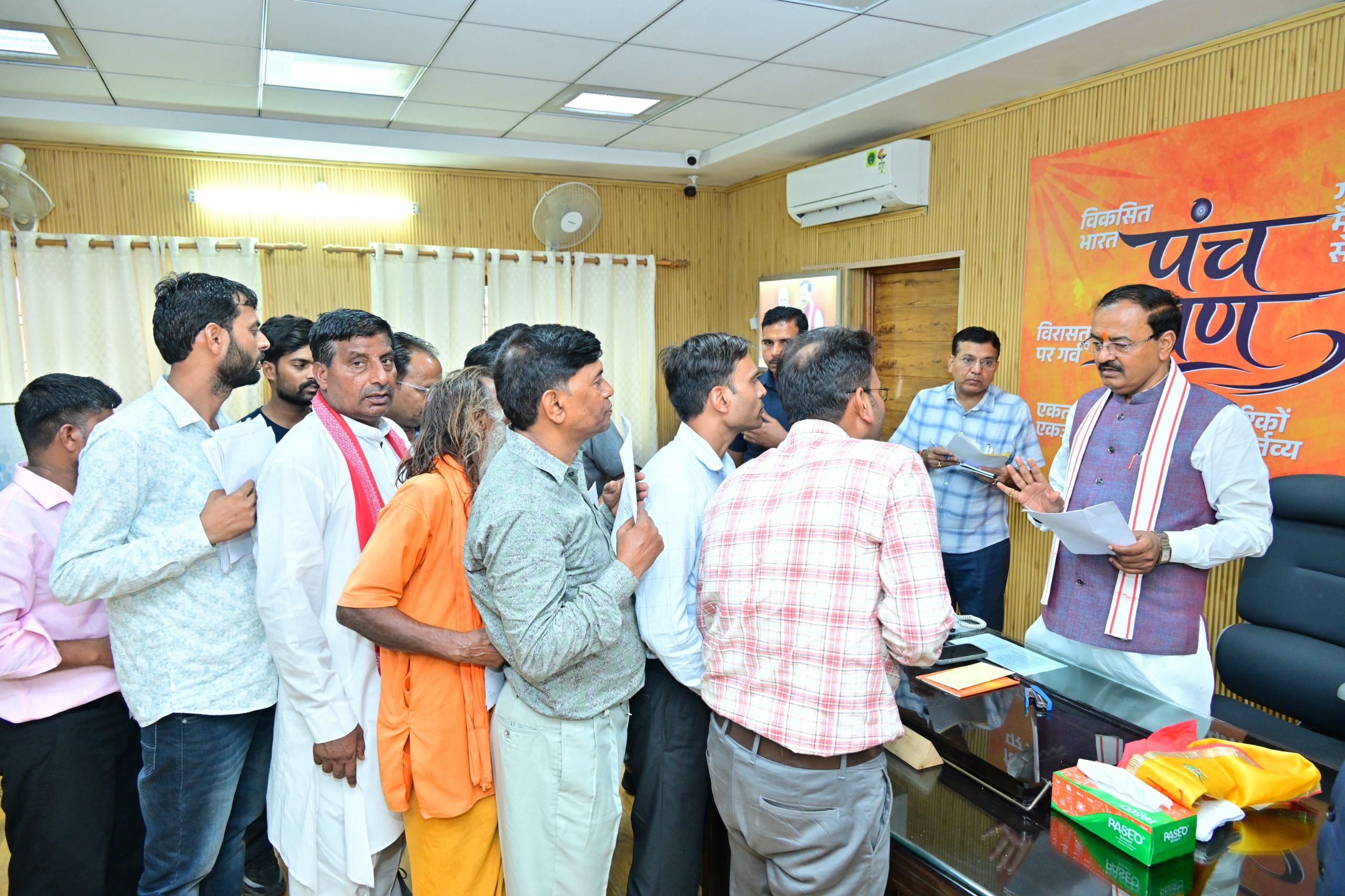 जनता दर्शन में उप मुख्यमंत्री केशव प्रसाद मौर्य ने सुनी जन समस्याएं, अधिकारियों को दिए त्वरित समाधान के निर्देश