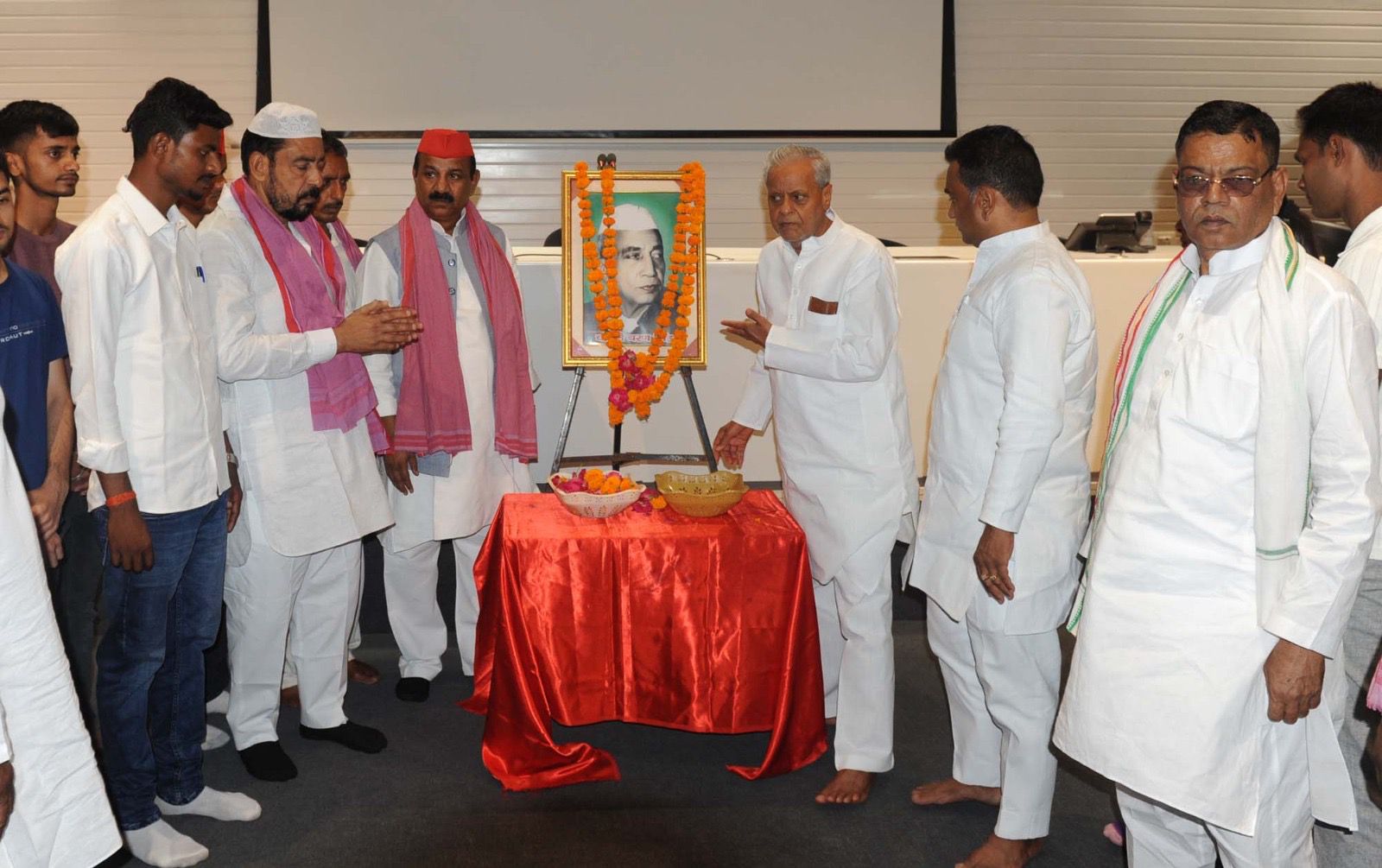 समाजवादी पार्टी कार्यालय पर पूर्व प्रधानमंत्री चौधरी चरण सिंह को किया नमन