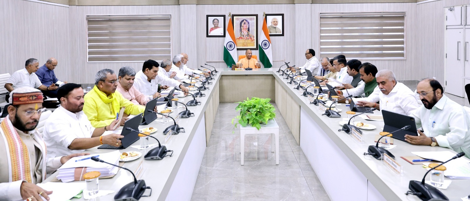 मुख्यमंत्री योगी आदित्यनाथ की अध्यक्षता में कैबिनेट बैठक में कुल 24 प्रस्तावों को मिली स्वीकृति, 18 शहरों में 1725 एसी इलेक्ट्रिक बसें चलाएगी योगी सरकार