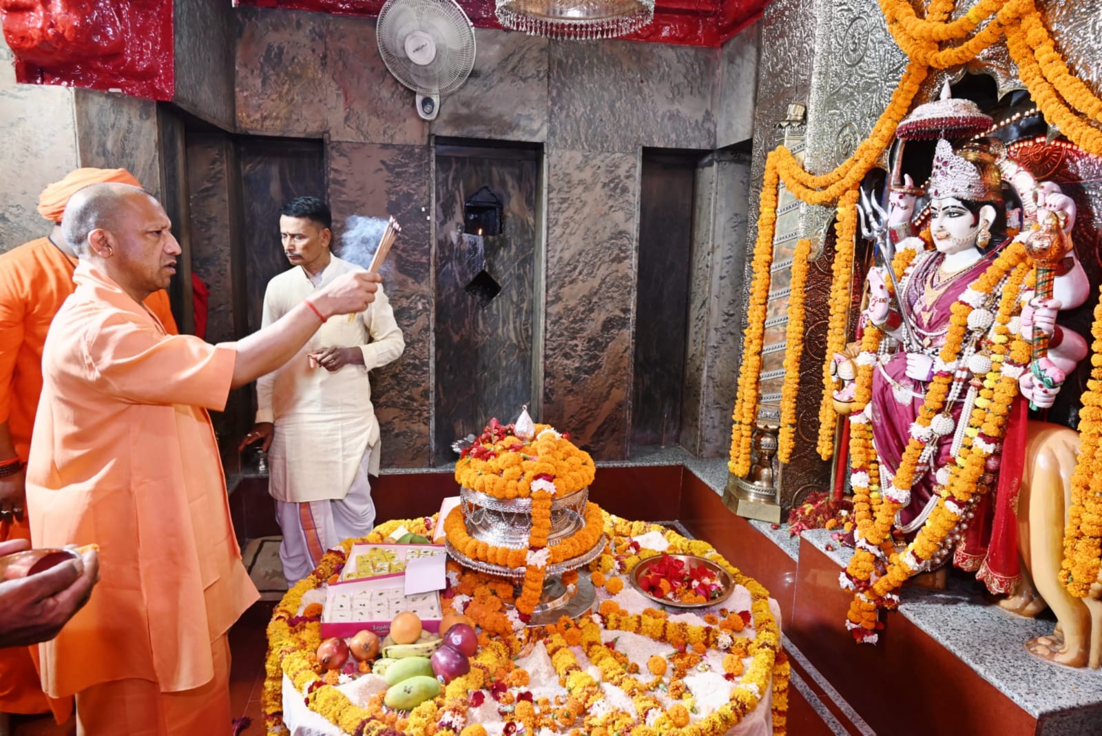 गोरक्षपीठाधीश्वर ने मां के चरणों में लगाई हाजिरी, स्वस्थ-समृद्ध उत्तर प्रदेश की कामना की