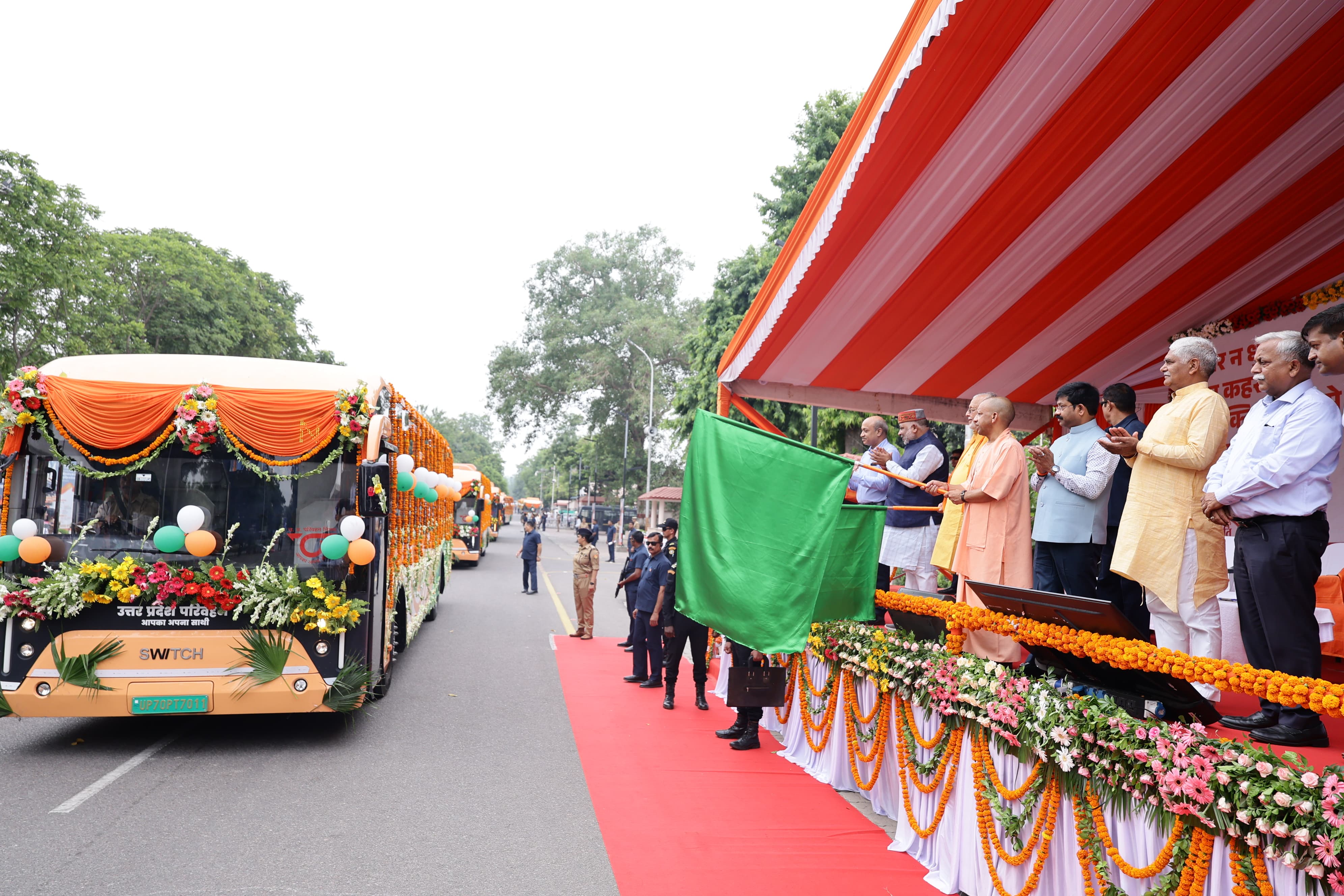 सीएम योगी ने नोएडा, ग्रेटर नोएडा व यीडा क्षेत्र में जेवर एयरपोर्ट तक संचालित होने वाली 45 इलेक्ट्रिक व 3 हाइड्रोजन बसों को किया फ्लैग ऑफ