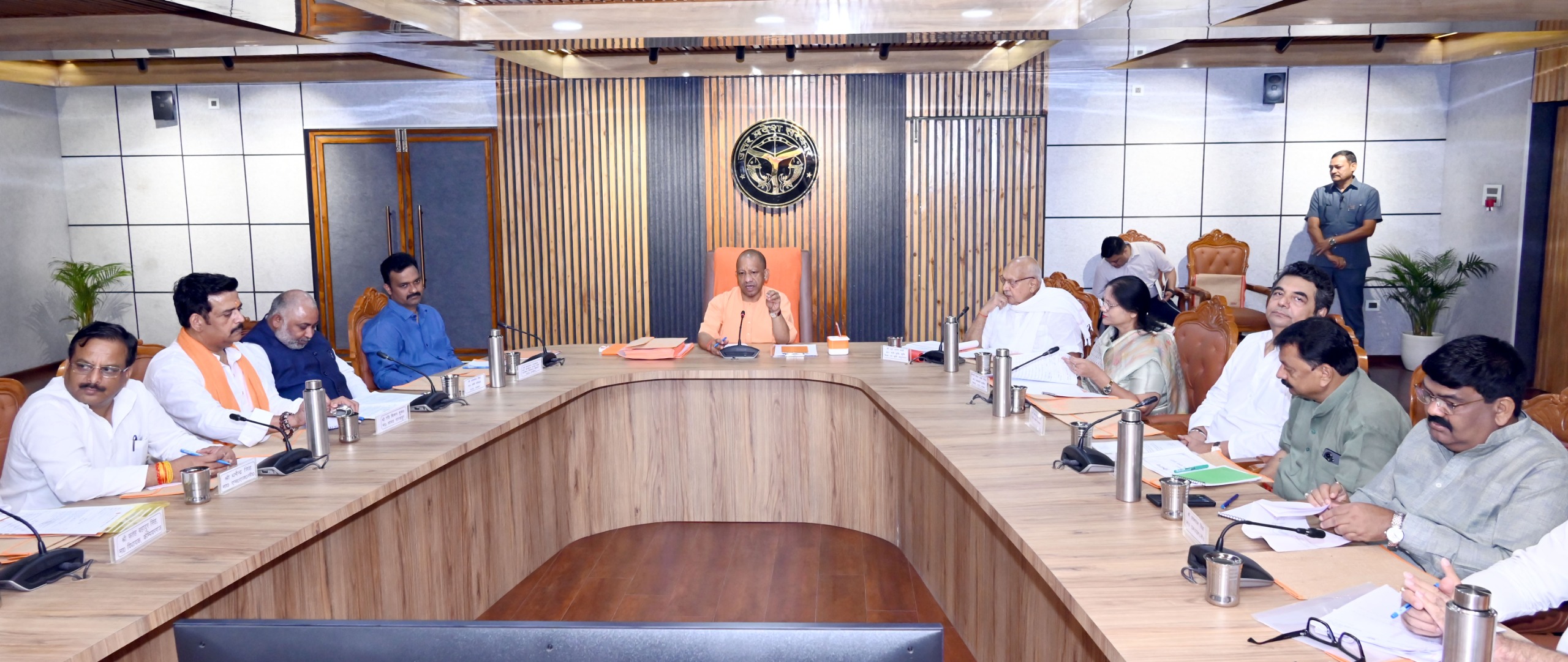 मुख्यमंत्री योगी आदित्यनाथ ने गोरखपुर व आजमगढ़ मंडल में लोक निर्माण विभाग के कार्यों की समीक्षा की