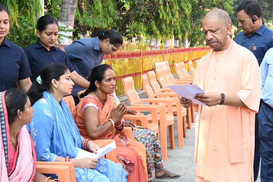 सीएम योगी ने गोरखनाथ मंदिर में लगातार दूसरे दिन आयोजित ‘जनता दर्शन’ में 200 लोगों की सुनी समस्याएं