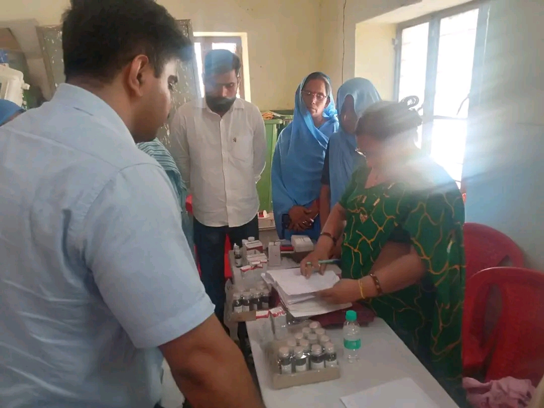 जिला कलेक्टर श्रीनिधि बीटी ने पुरैनी में ग्रामीण सेवा शिविर का किया निरीक्षण
