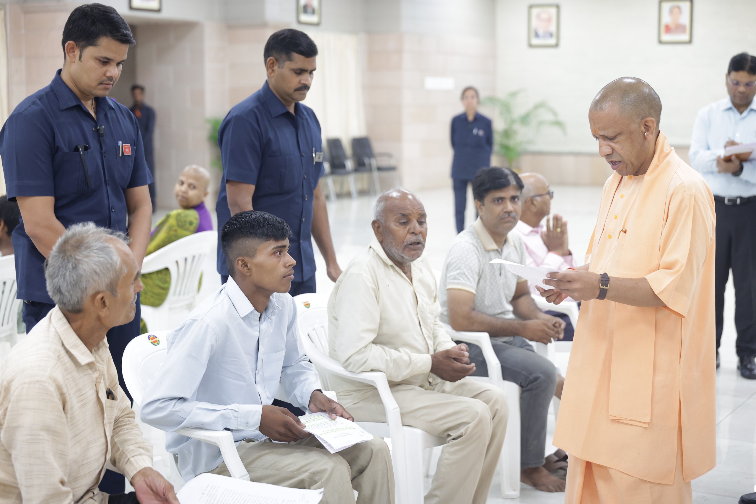 मथुरा से आए वृद्ध की शिकायत पर सीएम योगी ने मथुरा के डीएम को दिया निर्देश