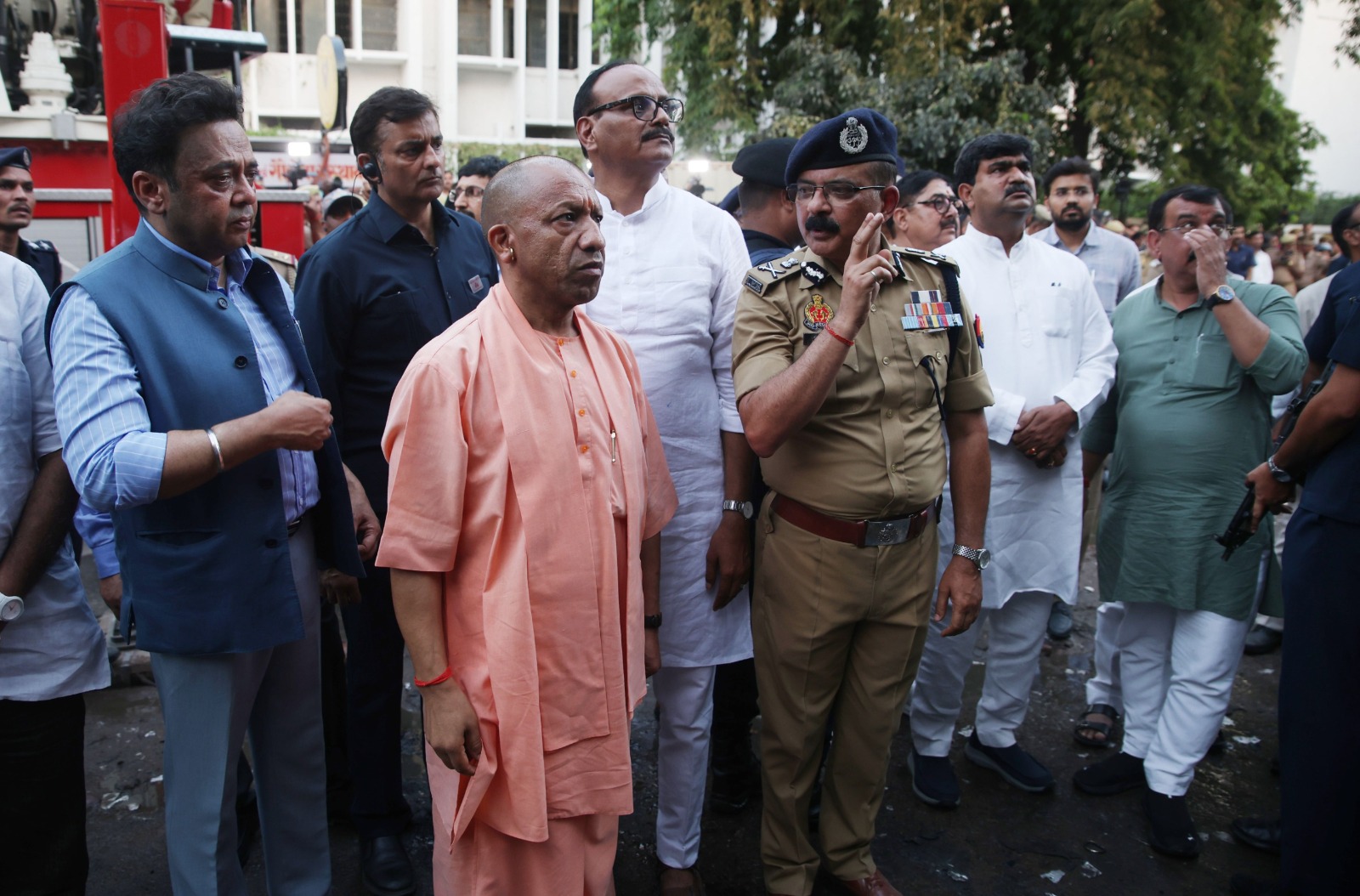 अलीगढ़ से सीधे अग्निकांड स्थल पहुंचे मुख्यमंत्री योगी, मृतकों के परिजनों को 5-5 लाख रुपये और घायलों के लिए 50 हजार रुपये की आर्थिक सहायता