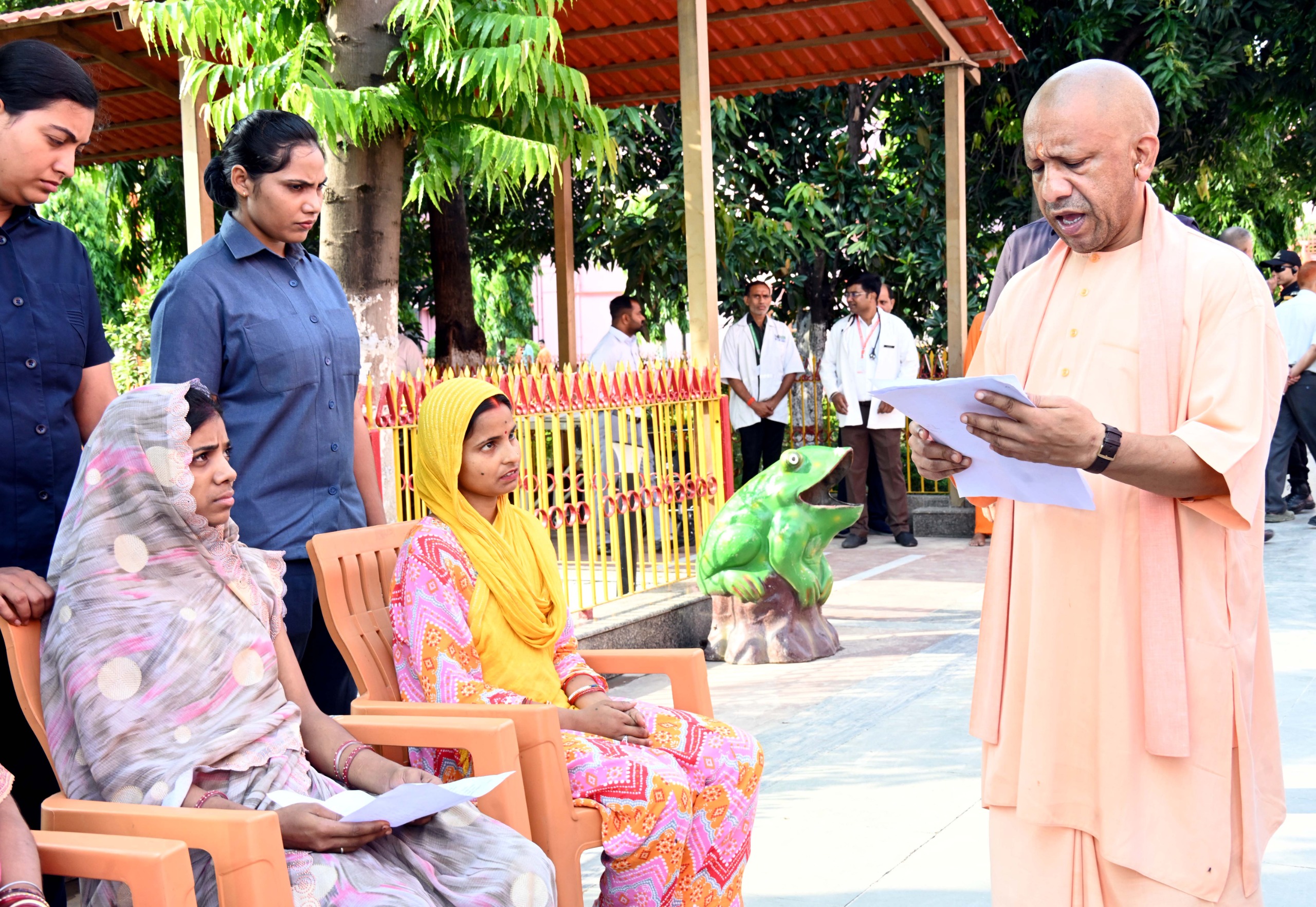 सीएम योगी आदित्यनाथ ने सुनीं जनता दर्शन में 200 लोगों की समस्याएं