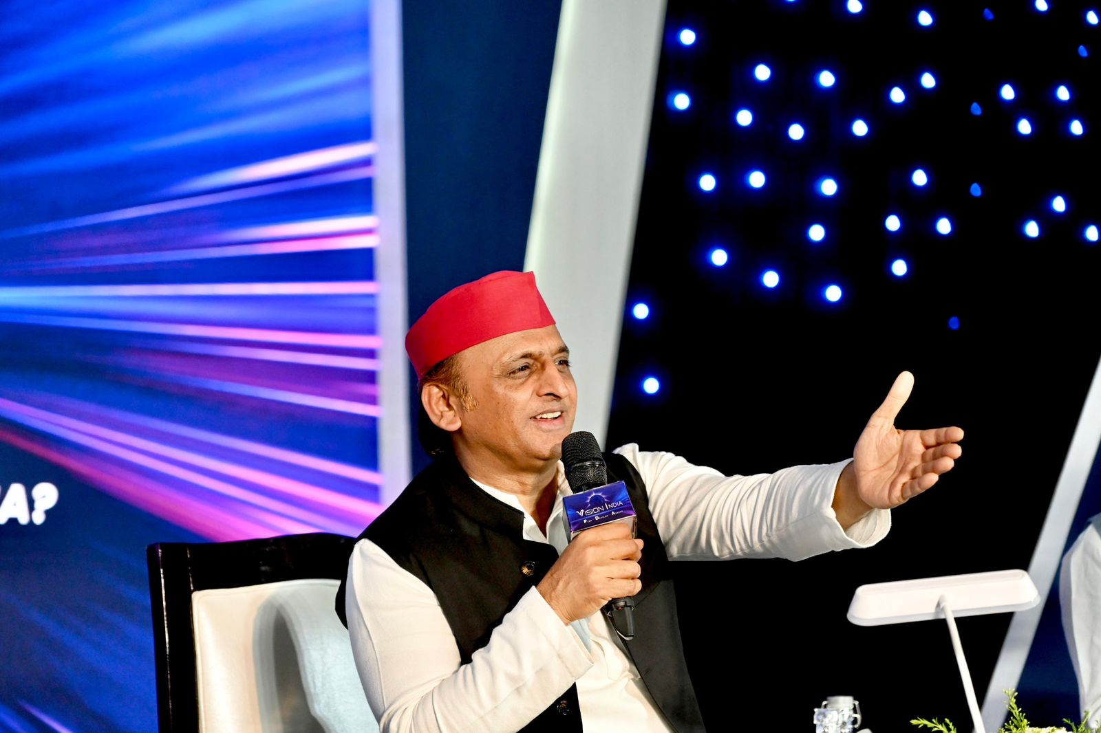 भाजपा सरकार में साजिश के तहत गरीबो को शिक्षा से दूर कर रही है: अखिलेश यादव