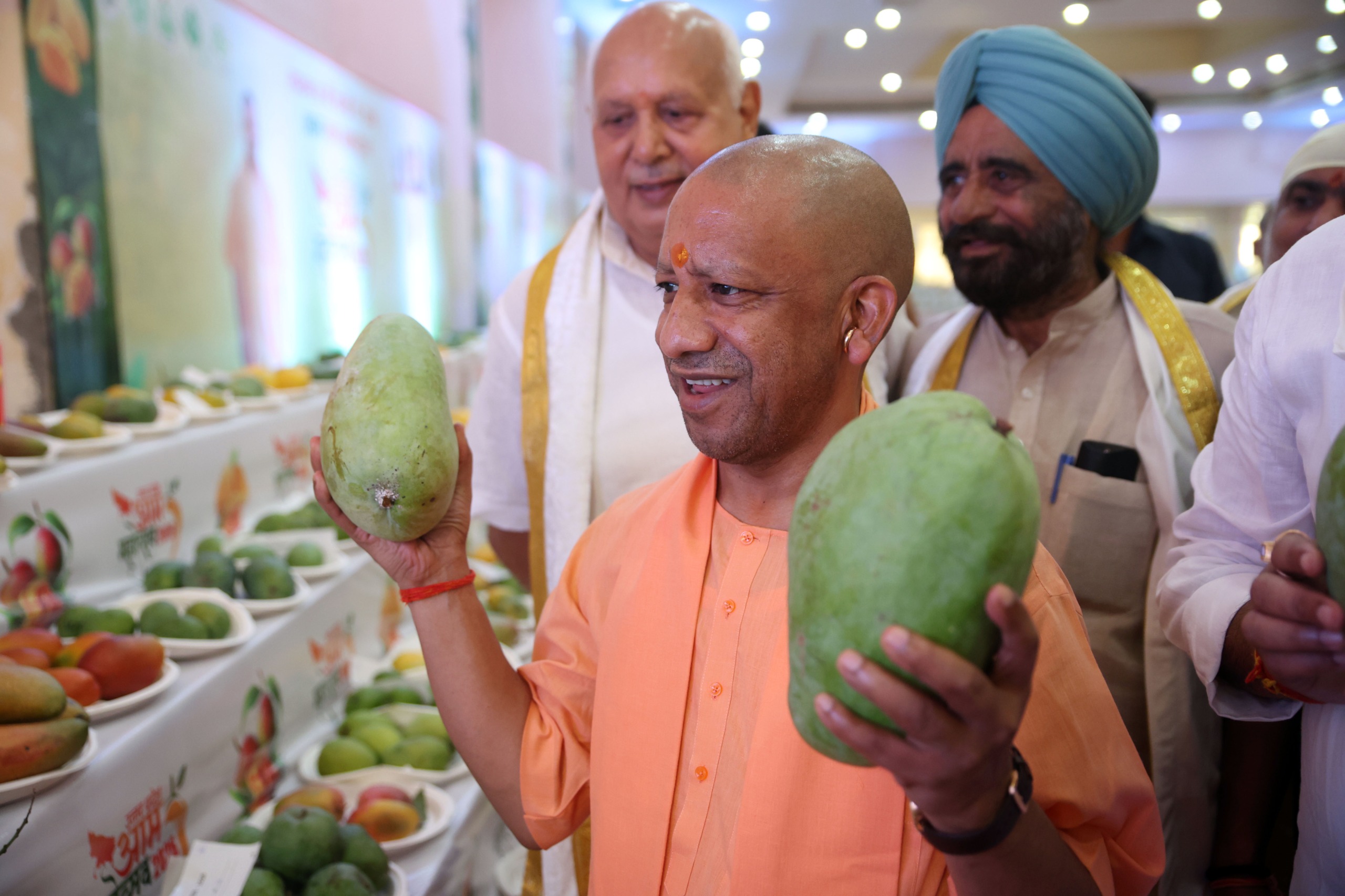 आम की फसल से काफी मुनाफा कमा रहे किसान, देश में 26 फीसदी आम का उत्पादन करता है उत्तर प्रदेशः सीएम