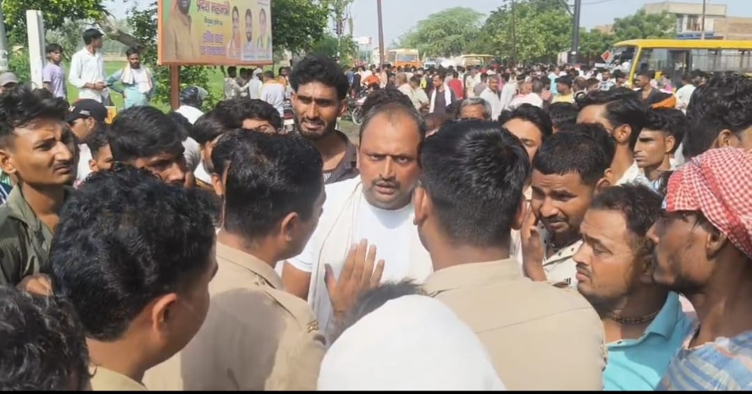 स्कूल बस ने कक्षा दो के छात्र को कुचला, मौत के बाद ग्रामीणों का हंगामा, कॉलेज में तोड़फोड़