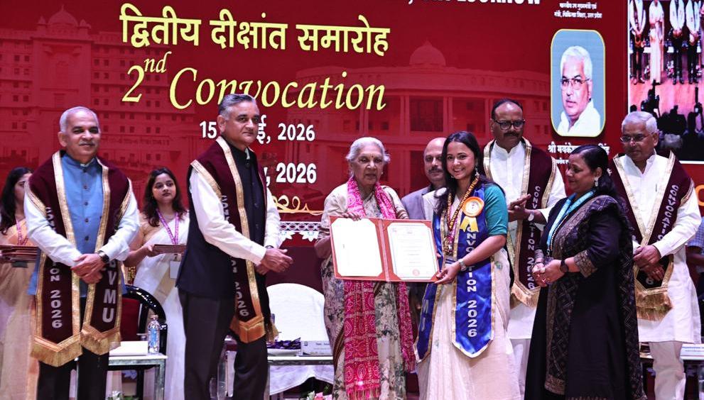 राज्यपाल के हाथों सम्मानित हुए के.डी. मेडिकल और डेंटल कॉलेज के मेधावी