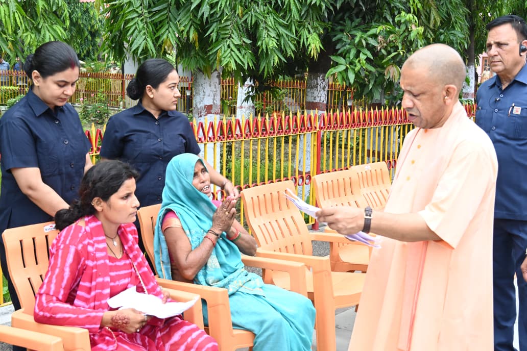 150 लोगों से मुलाकात कर सीएम योगी ने सुनीं समस्याएं, अधिकारियों को दिए शीघ्रता से समाधान करने के निर्देश