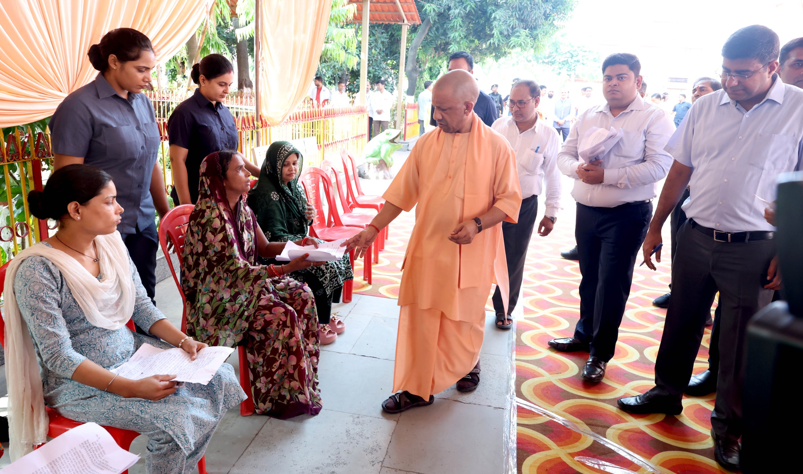 जनता दर्शन में मुख्यमंत्री ने सुनीं 200 लोगों की समस्याएं, निस्तारण के लिए अधिकारियों को दिए निर्देश