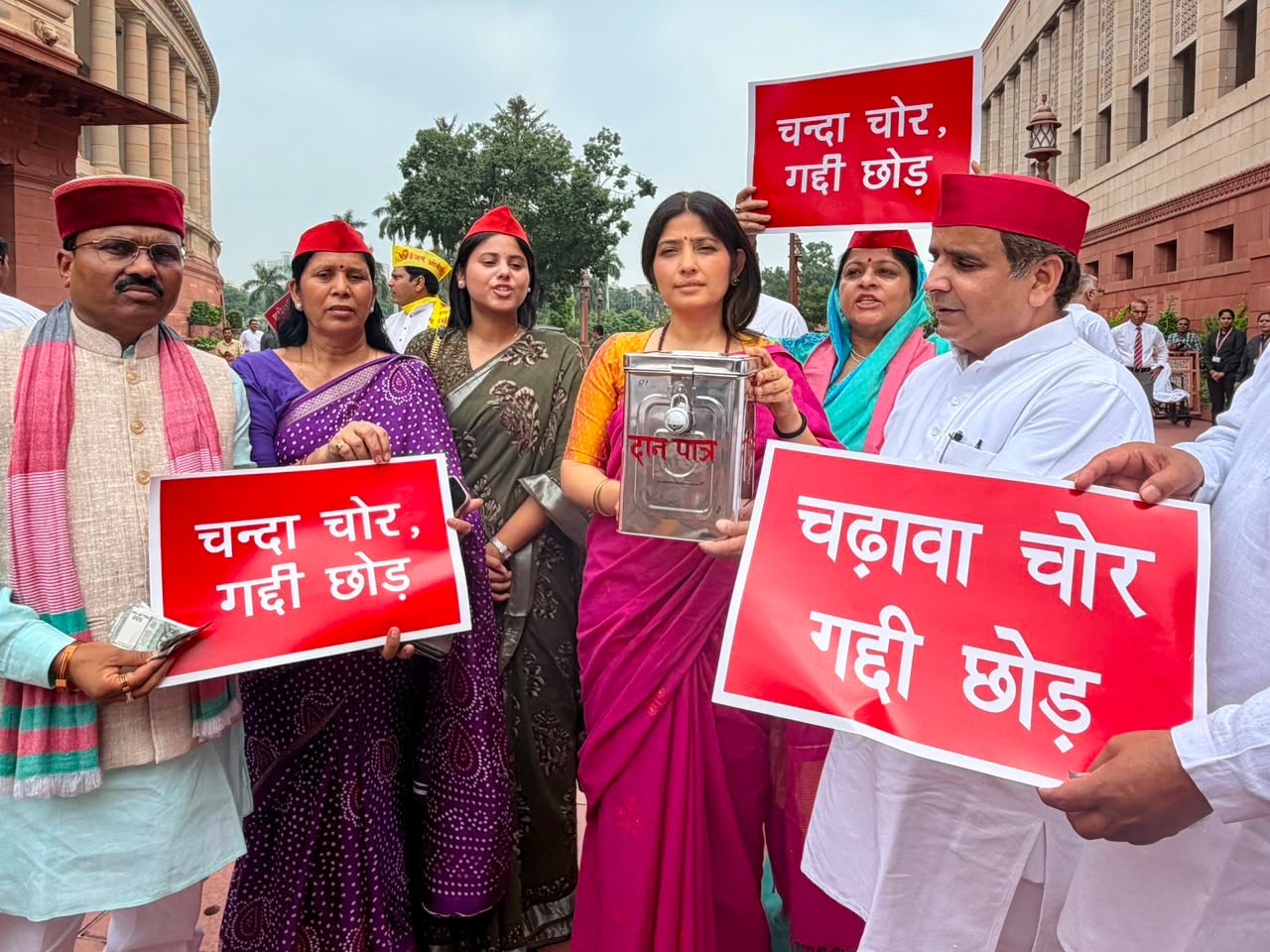राम मंदिर में चढ़ावा चोरी के विरोध में सपा सांसदों ने संसद में किया प्रदर्शन