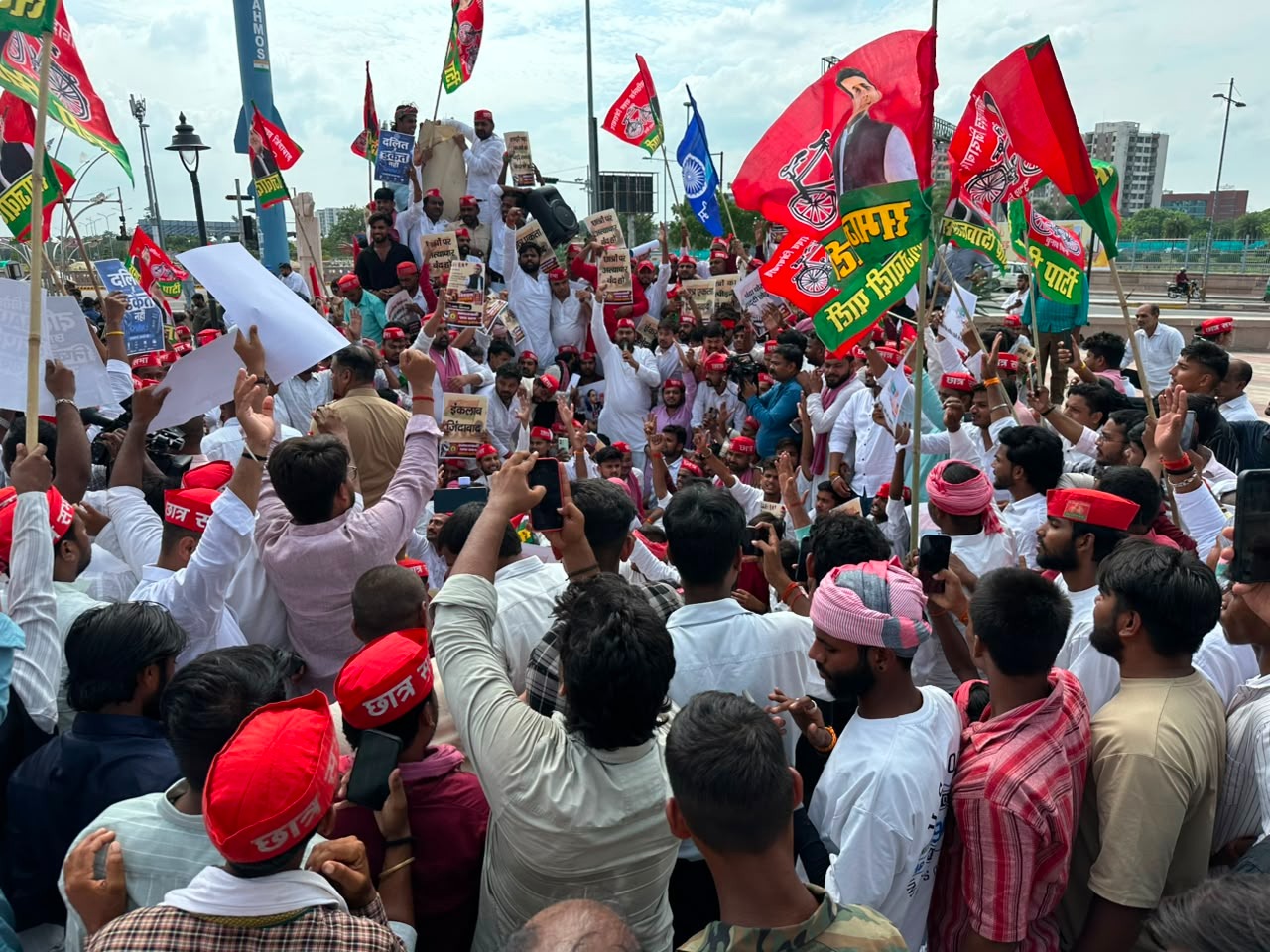 समाजवादी छात्र सभा ने विश्वविद्यालय में फीस बढ़ोतरी को लेकर किया प्रदर्शन