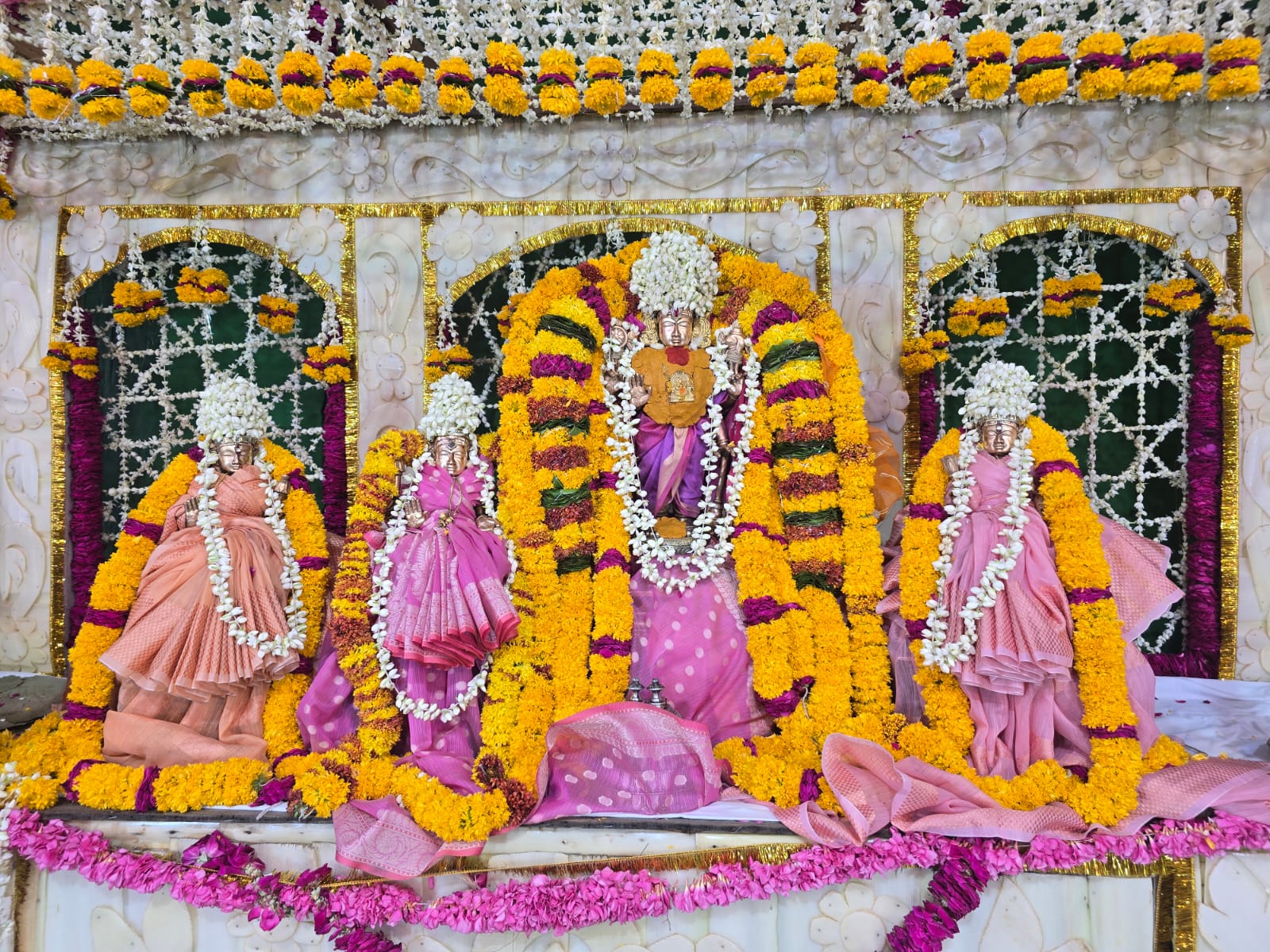 श्री रंगनाथ मंदिर में 50 साल बाद सजा श्री पौंडा नाथ जी का भव्य फूल बंगला