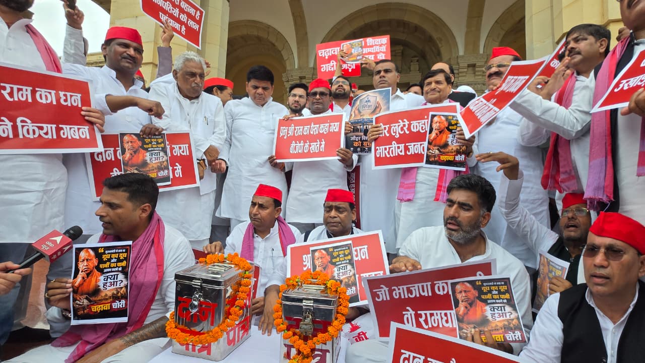 समाजवादी पार्टी के विधायकों ने राम मंदिर में चढ़ावा चोरी के विरोध में किया प्रदर्शन
