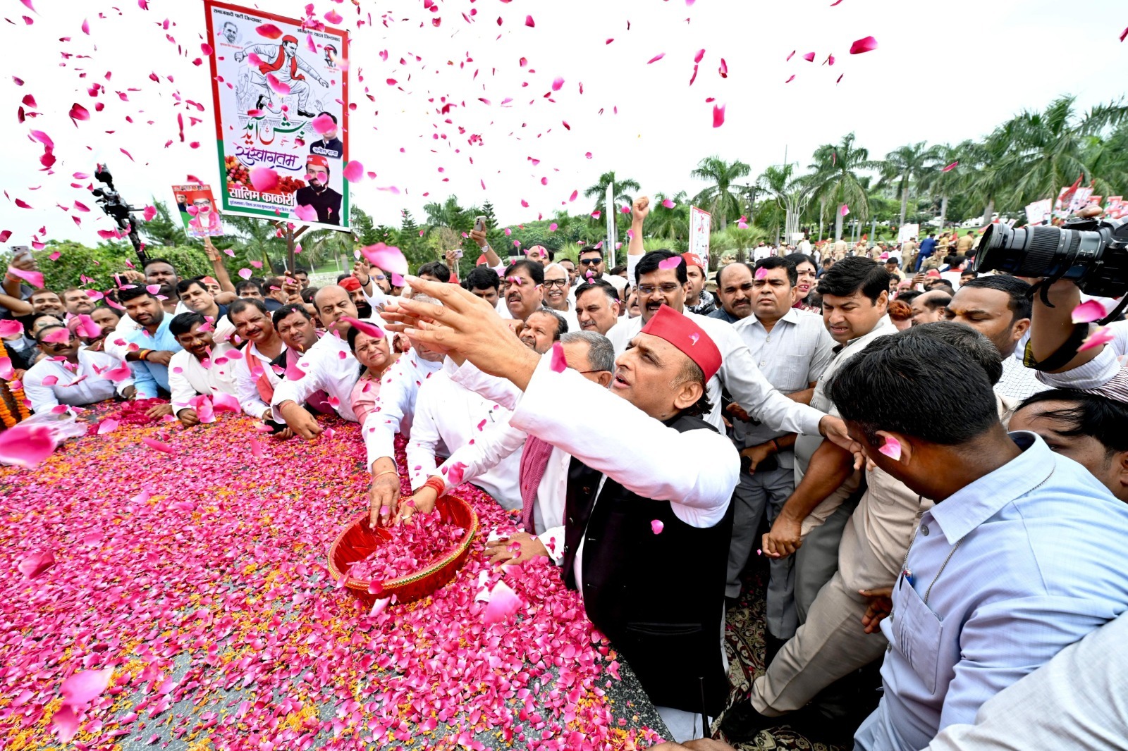 अखिलेश यादव ने जनेश्वर मिश्र को किया नमन