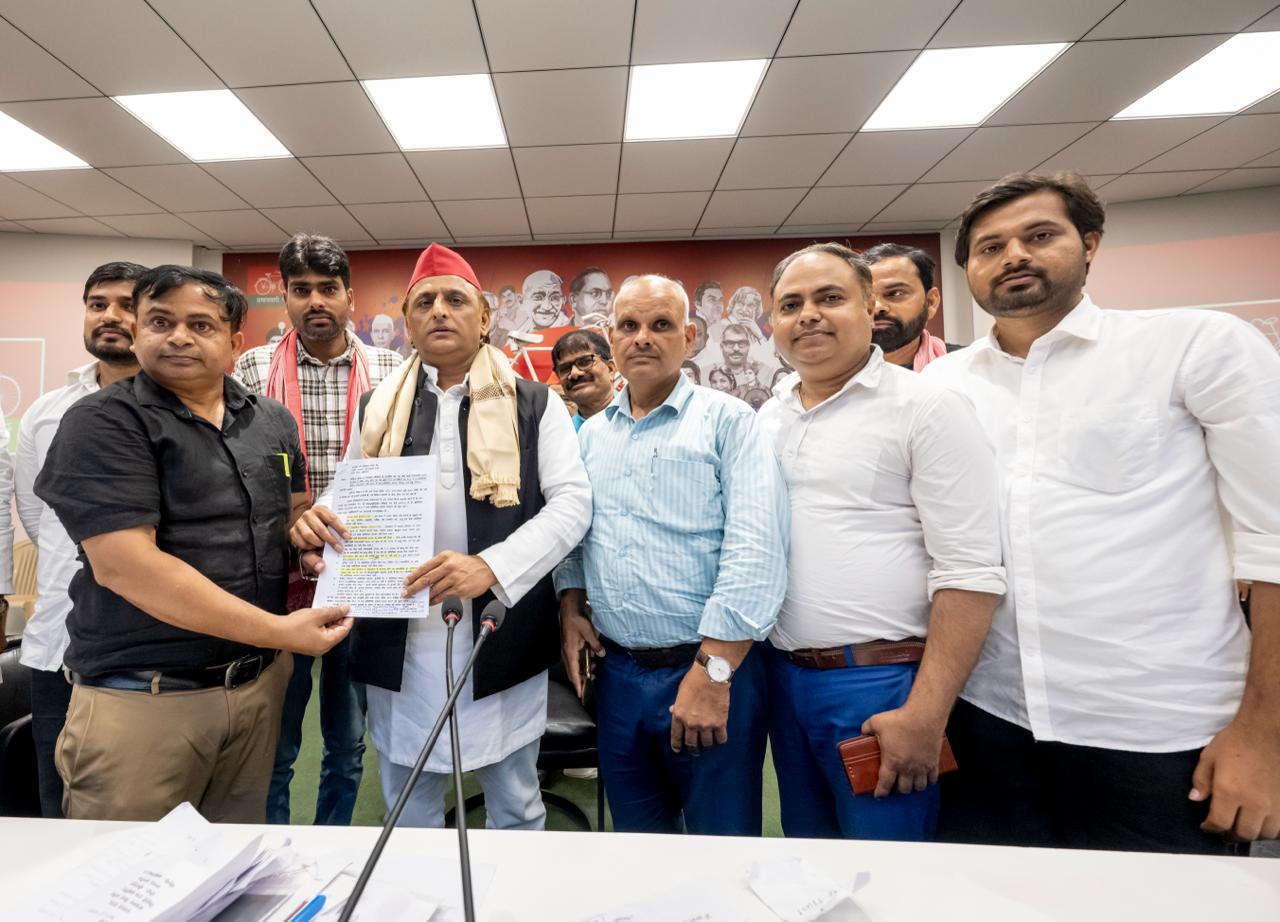 पीसीएस, आरो एआरओ परीक्षार्थियों से मिले अखिलेश यादव