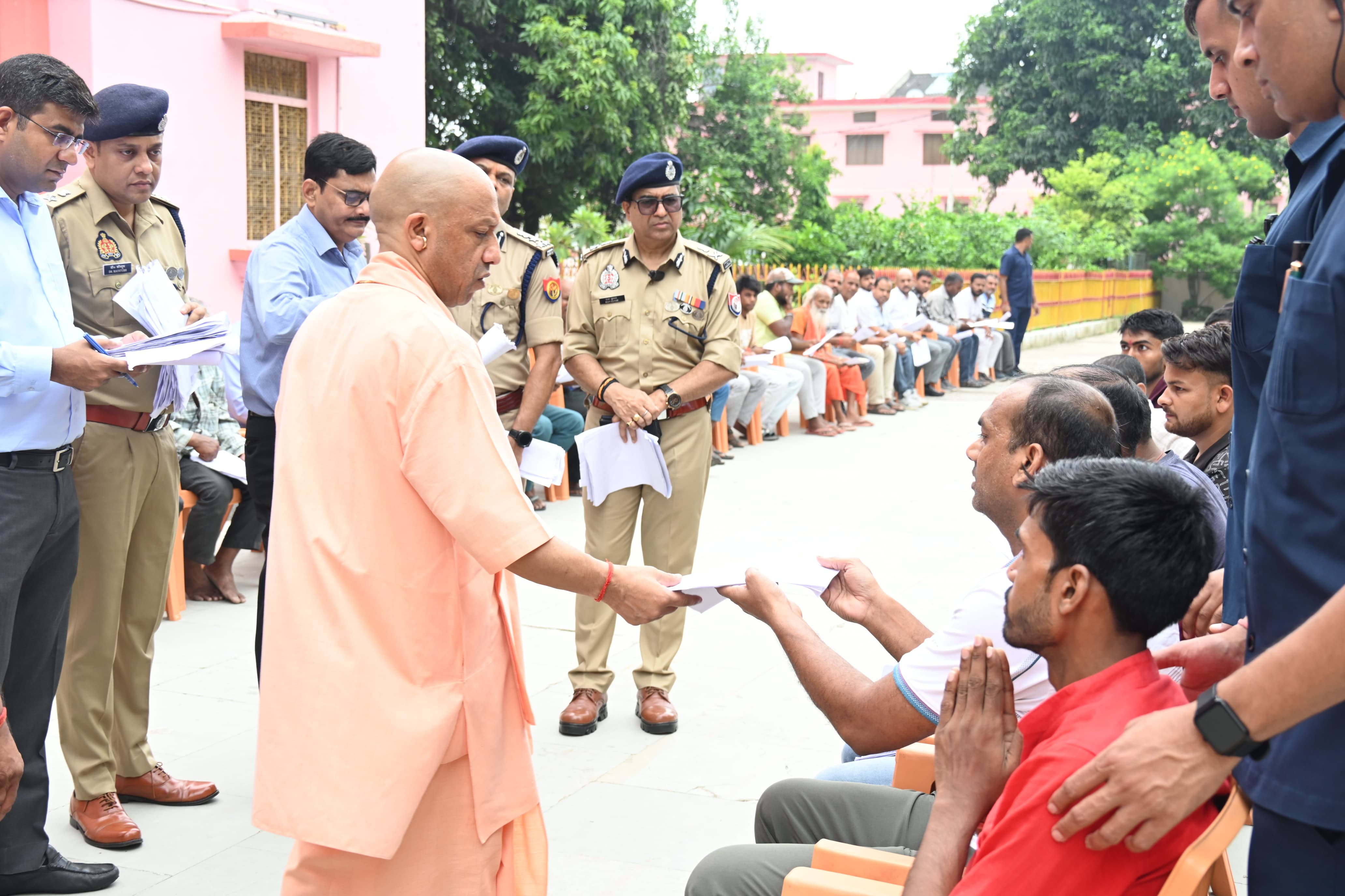 जनता दर्शन में मुख्यमंत्री योगी आदित्यनाथ ने सुनीं 200 लोगों की समस्याएं