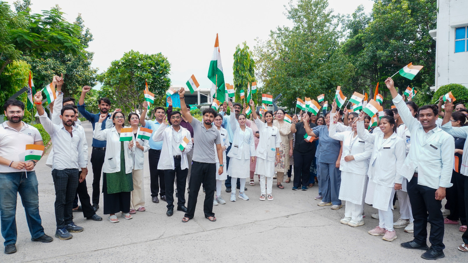 केडी मेडिकल और केडी डेंटल कॉलेज में निकली भव्य तिरंगा यात्रा, चिकित्सकों, प्राध्यापकों, छात्र-छात्राओं ने दिया राष्ट्रप्रेम का संदेश