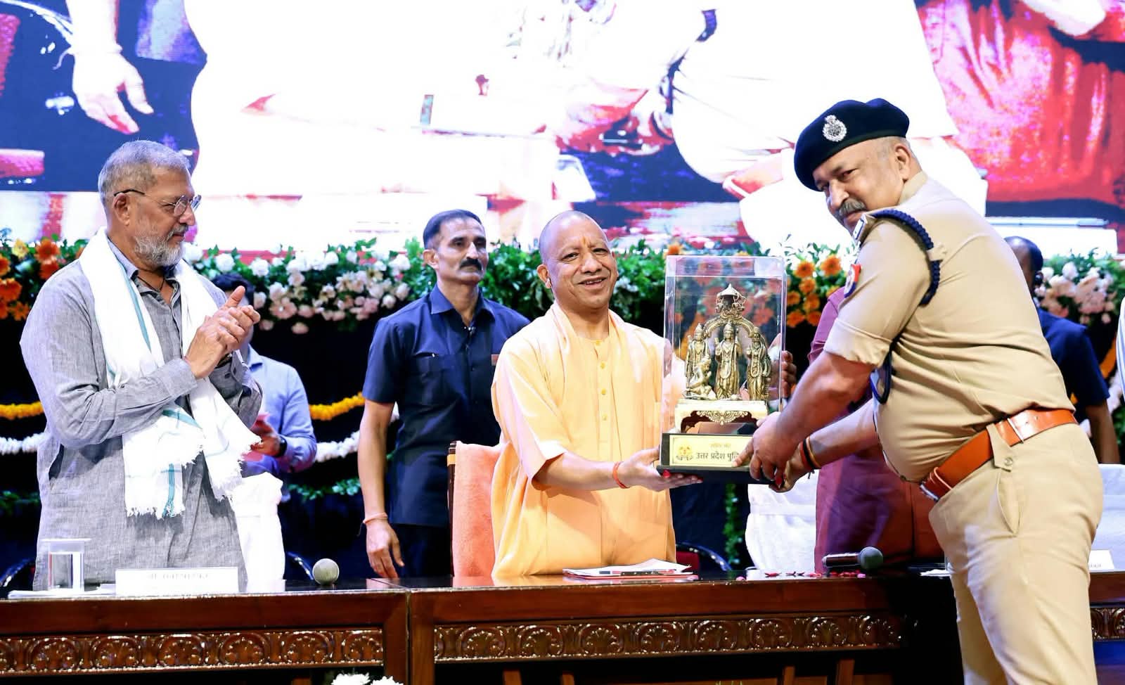 खाकी का सितारा गीत के लॉन्चिंग कार्यक्रम में सीएम ने कहा- नौ साल में बदली यूपी की तस्वीर, दंगा और कर्फ्यू से मुक्त हुआ प्रदेश