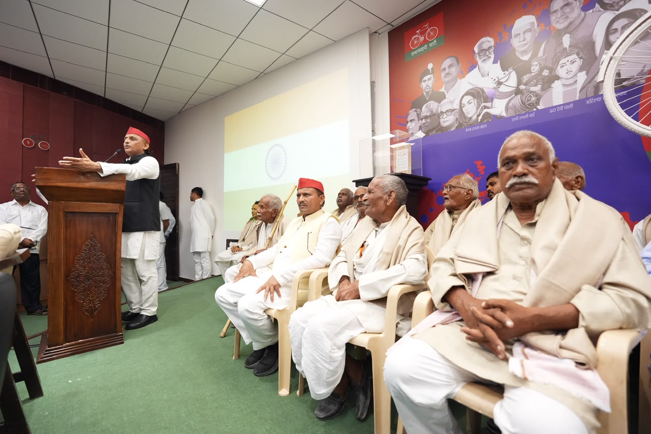 गाजीपुर के किसानों से मिले सपा मुखिया अखिलेश यादव