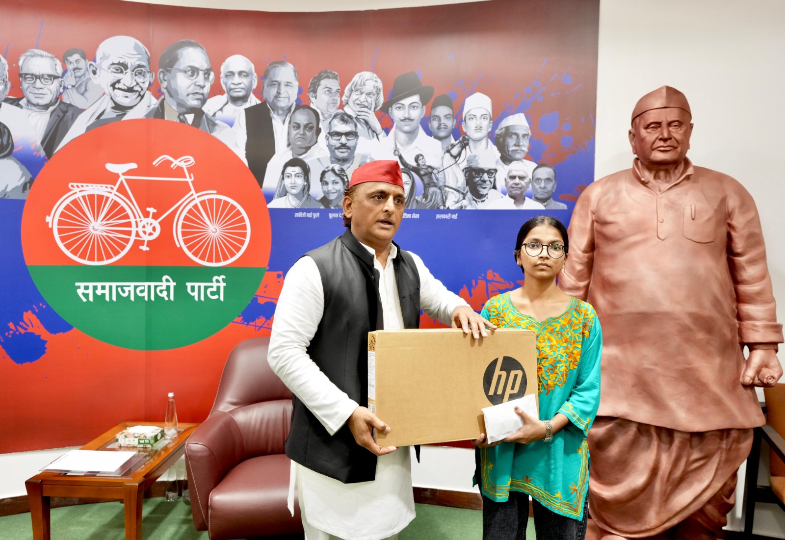 मेधावी छात्र-छात्राओं को अखिलेश यादव ने भेंट किए लैपटॉप