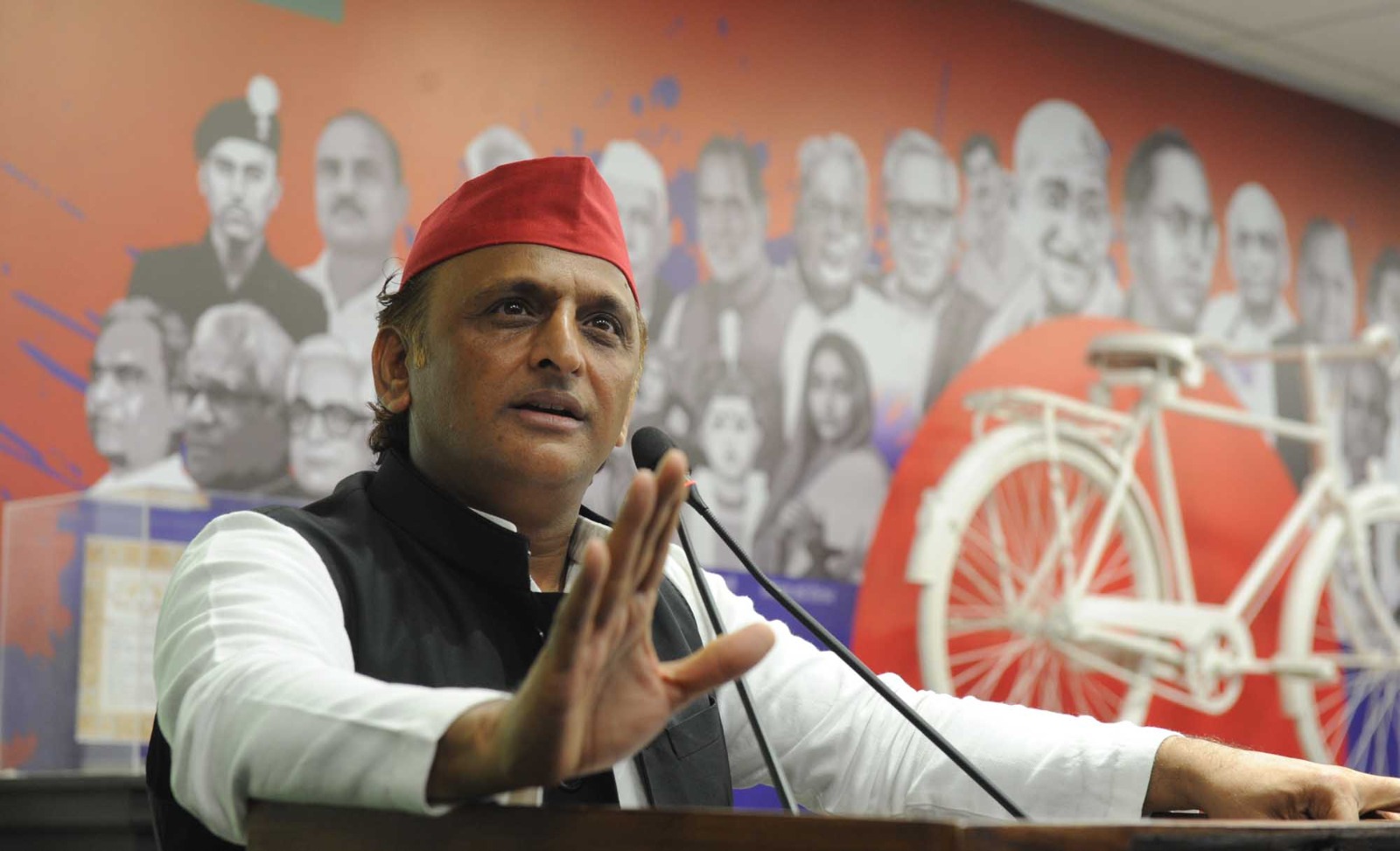भाजपा सरकार शिक्षा व्यवस्था को बर्बाद कर रही है, किसान परेशान है: अखिलेश यादव