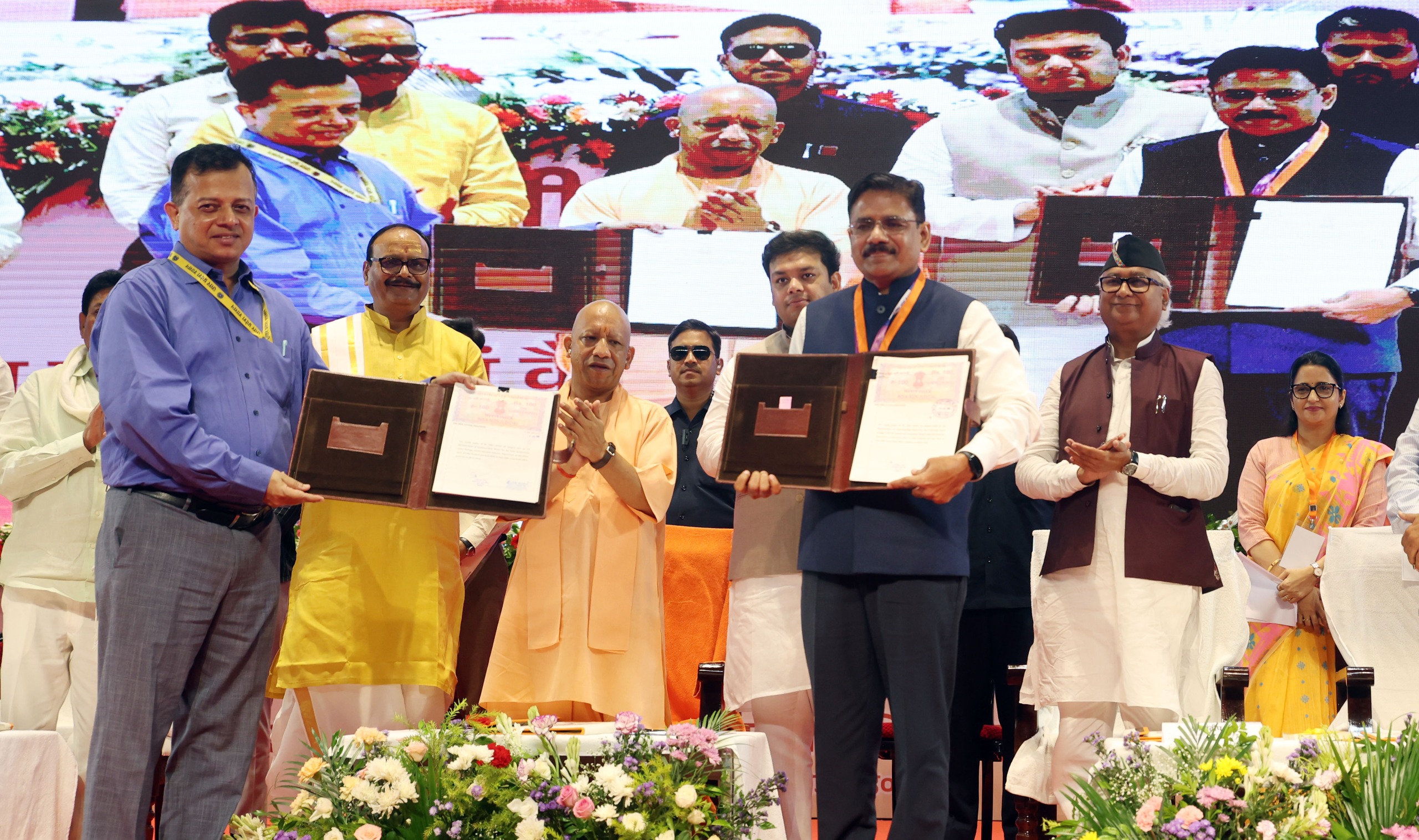 मुख्यमंत्री के हाथों 11 रसोइयों को मिला कैशलेस चिकित्सा कार्ड, बढ़े मानदेय का चेक व परिधान किट