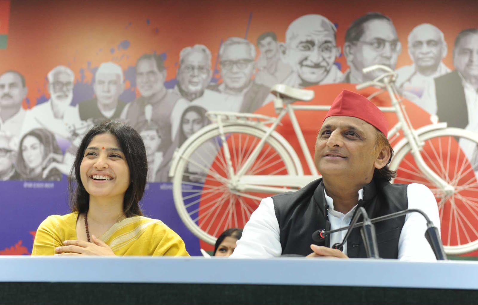समाजवादी सरकार बनने पर महिलाओं को 40 हज़ार रुपये वार्षिक सम्मान देगे: अखिलेश यादव