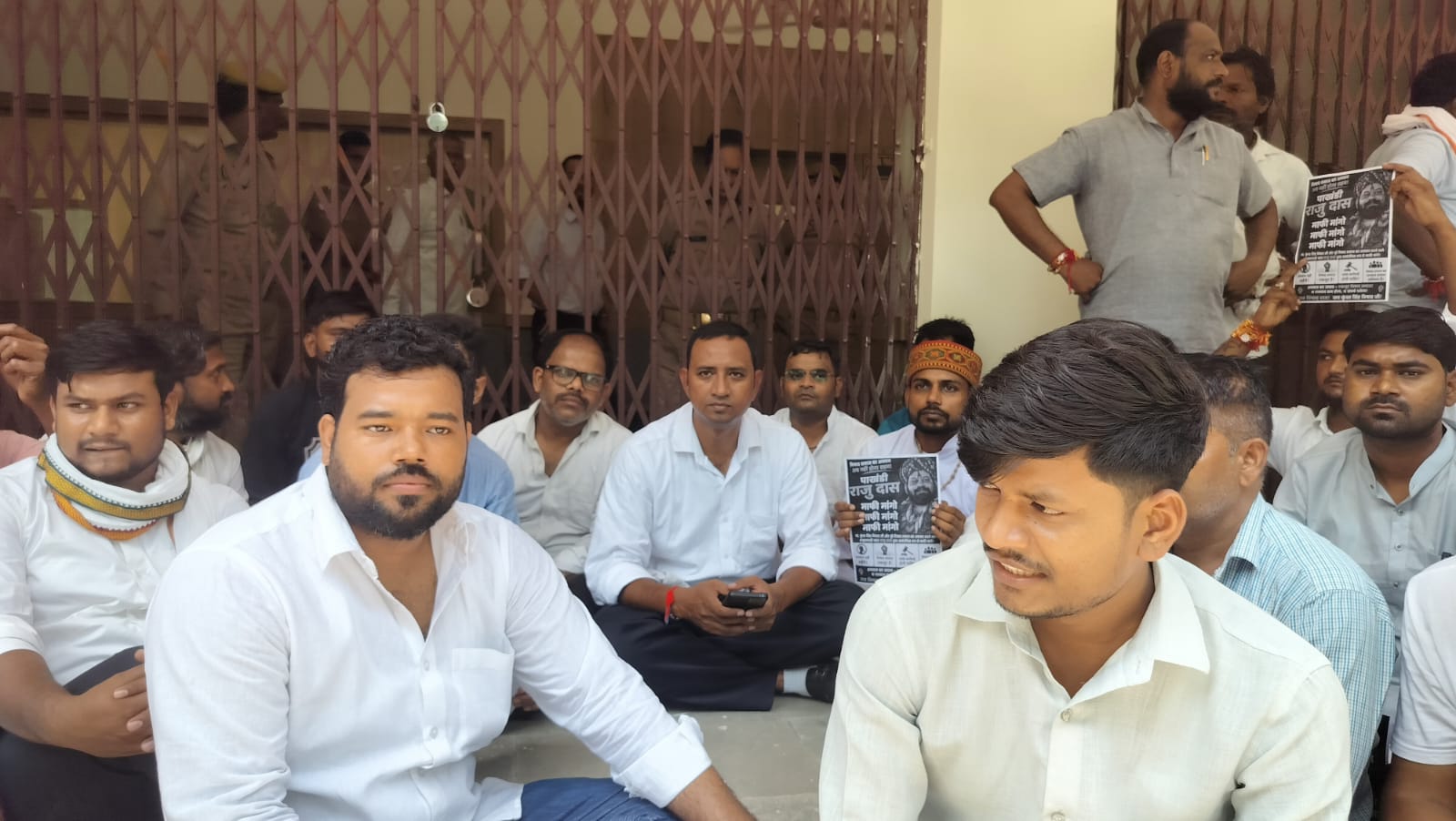 टीवी डिबेट में कथित गाली-गलौज के विरोध में कांग्रेस प्रवक्ता कुंवर सिंह निषाद का प्रदर्शन, राजू दास के पोस्टर जलाए