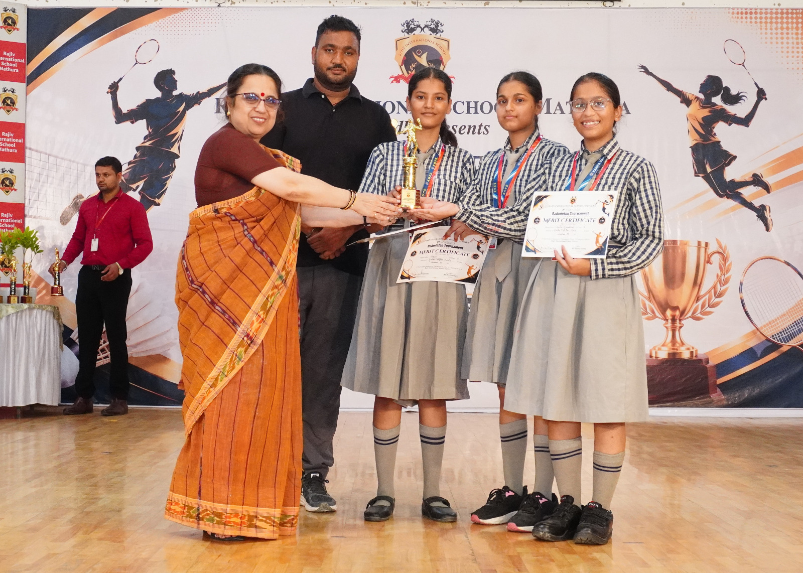 तीसरी इंटर स्कूल बैडमिंटन प्रतियोगिता में होनहार शटलरों का दिखा कमाल, बैडमिंटन में आर्मी पब्लिक स्कूल ने जीती ओवरऑल चैम्पियन ट्रॉफी