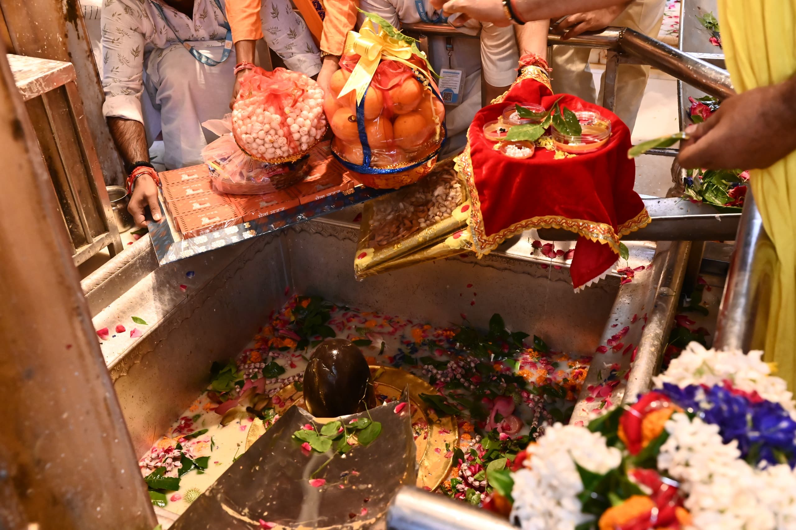 श्रीकृष्ण जन्माष्टमी के पावन पर्व पर श्री लड्डू गोपाल हेतु श्री काशी विश्वनाथ धाम से उपहार सामग्री भेजीं