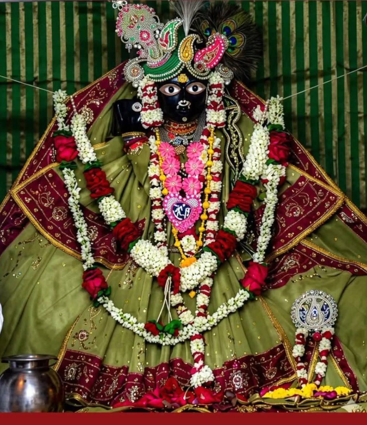 रत्नजड़ित पोशाक में सजेगा ठाकुरजी का स्वरूप, सीमित श्रद्धालुओं को मिलेगा आरती दर्शन का अवसर