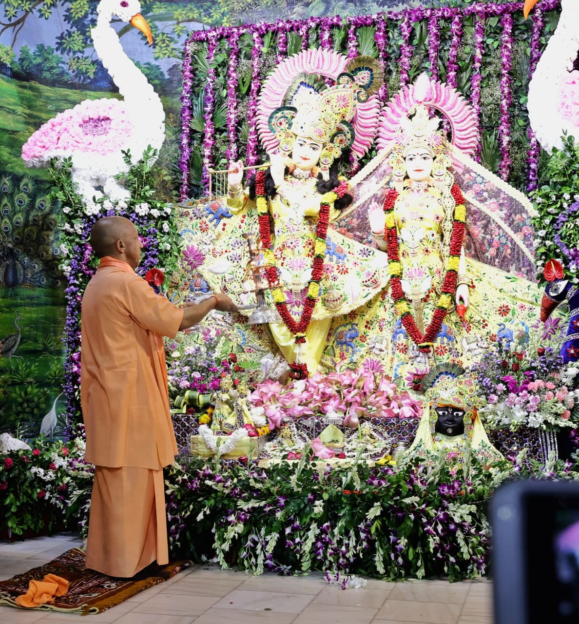 श्रीकृष्ण जन्माष्टमी पर जन्मभूमि पहुंचे सीएम योगी, चांदी से सजे गर्भगृह में किए ‘लाला’ के दर्शन