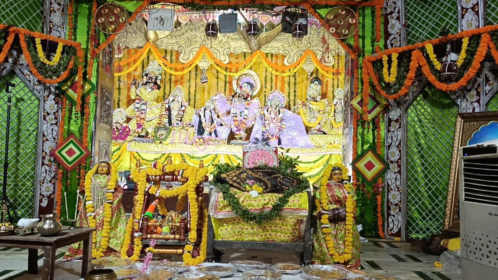 नंदोत्सव में भक्ति के रंग में रंगा वृंदावन, बधाई गीतों पर झूमे श्रद्धालु
