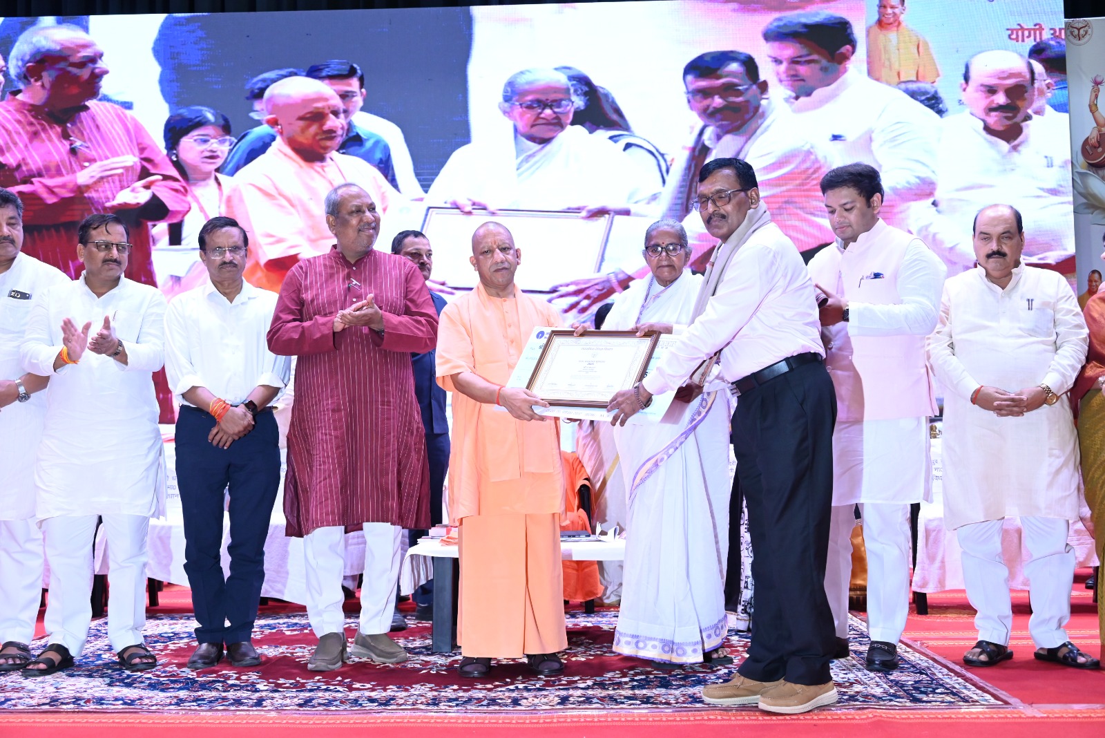 शिक्षक दिवस पर बेसिक शिक्षा के 61 और माध्यमिक शिक्षा के 20 शिक्षक हुए पुरस्कृत